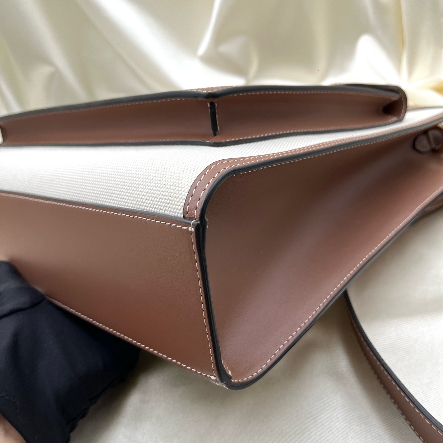 Burberry Pocket Bag Vintage Two-Tone Leather Shoulder Crossbody Tote M Authentic - Image 5
