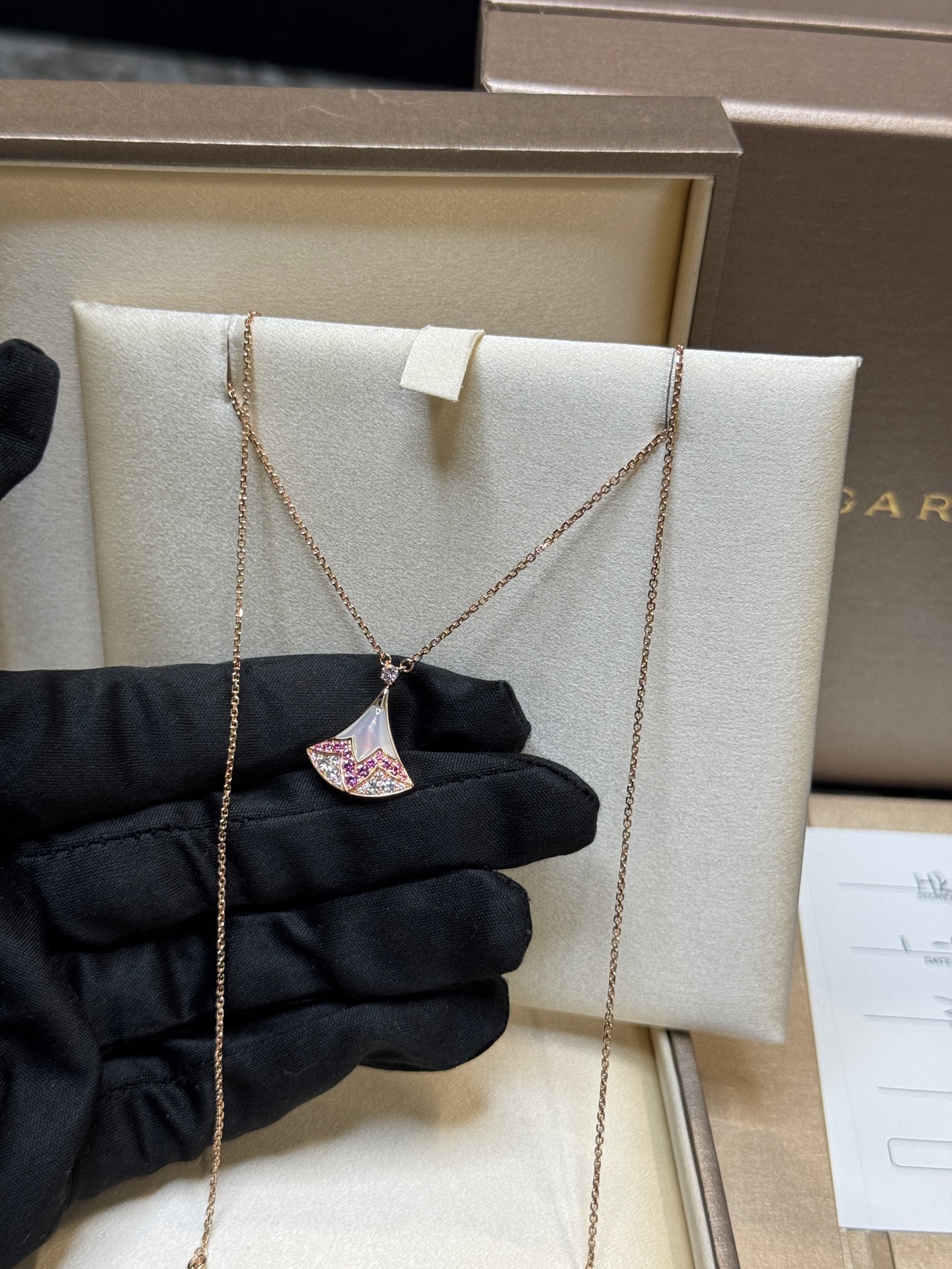 Bvlgari 2025 Valentine Pink Mother of Pearl Fan Necklace Set Authentic - Image 3