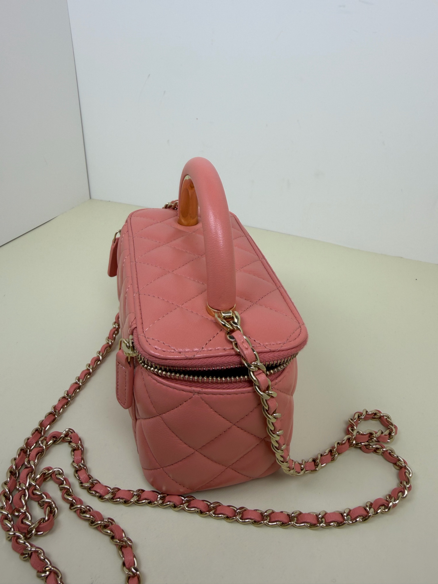 Chanel 22A Pink Lambskin Gold Hardware Box Bag 16cm Authentic - Image 3