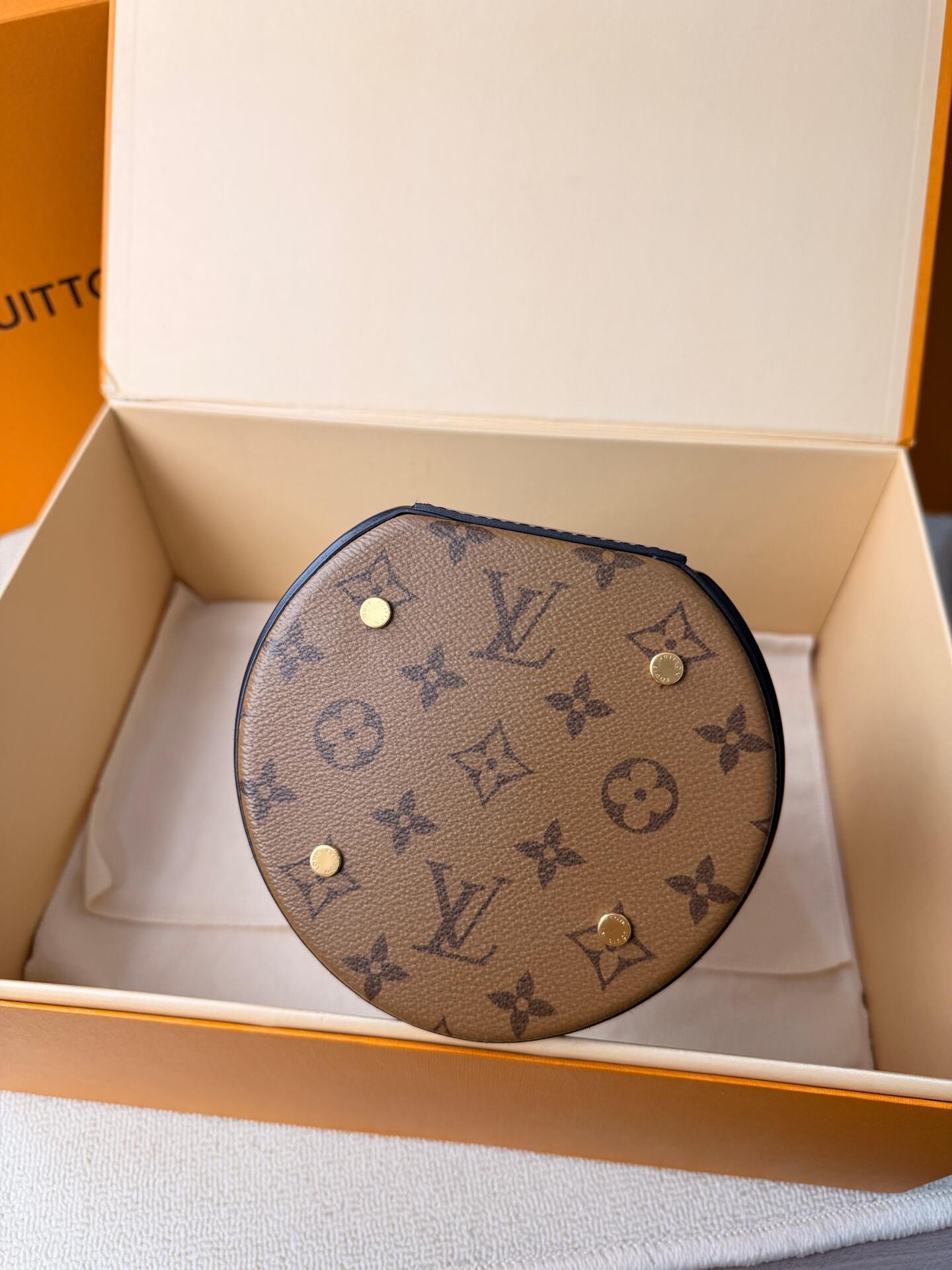 LV Bucket Drawstring Bag Monogram Canvas Authentic - Image 5