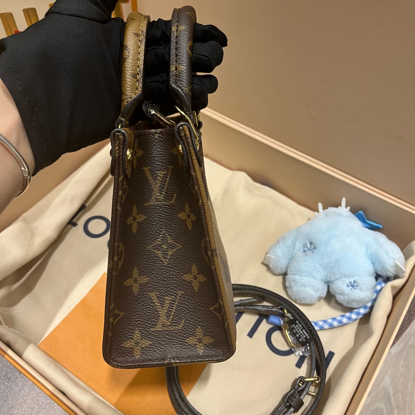 Louis Vuitton Onthego BB Tote Bag 2026 New with Film Authentic - Image 3