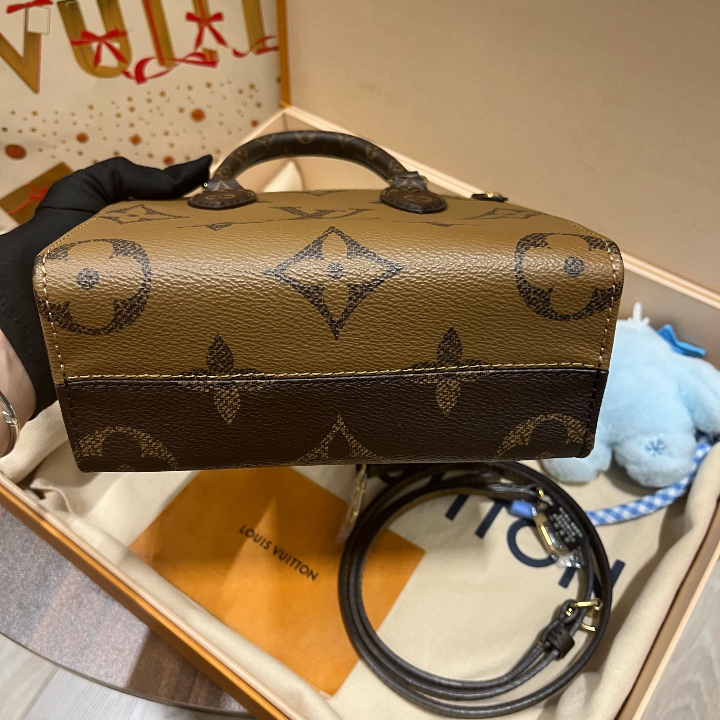 Louis Vuitton Onthego BB Tote Bag 2026 New with Film Authentic - Image 4