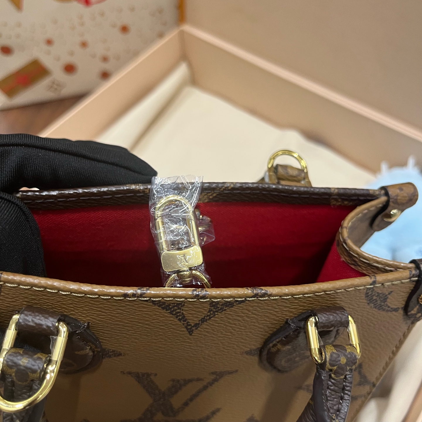 Louis Vuitton Onthego BB Tote Bag 2026 New with Film Authentic - Image 7