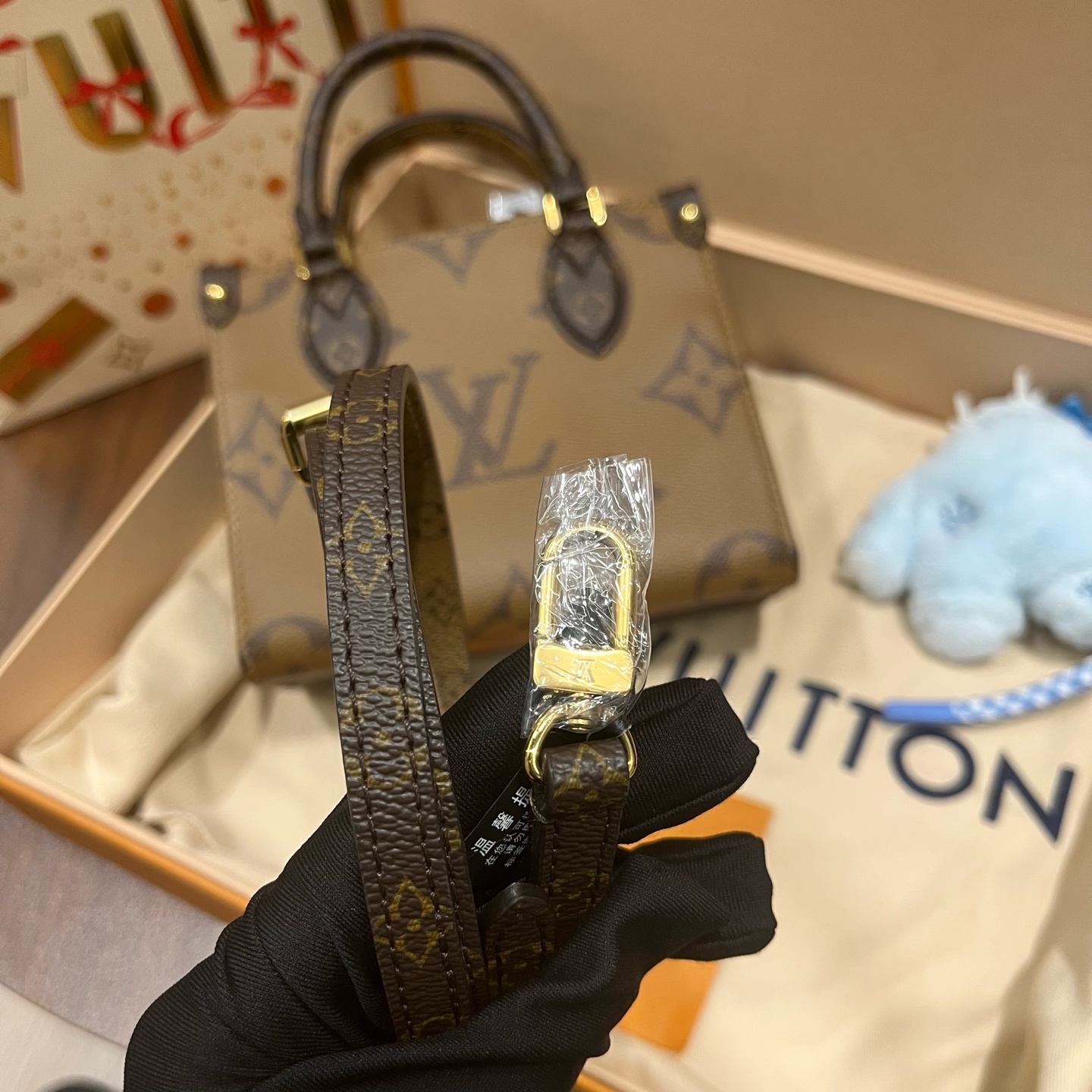 Louis Vuitton Onthego BB Tote Bag 2026 New with Film Authentic - Image 8