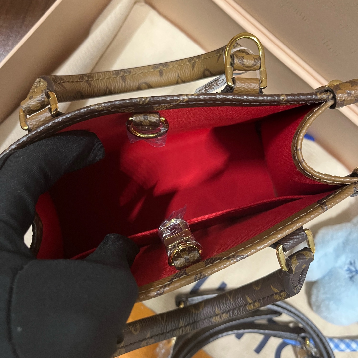 Louis Vuitton Onthego BB Tote Bag 2026 New with Film Authentic - Image 9