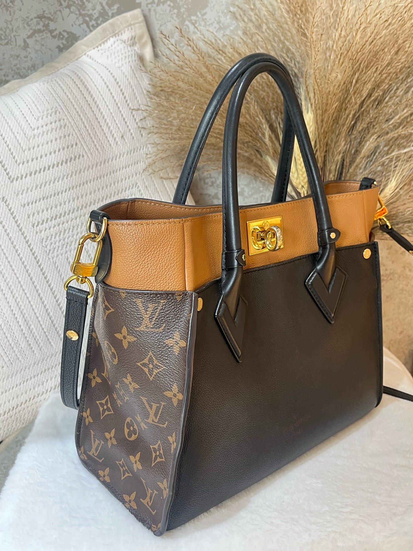 LV On My Side Bag H0587 Louis Vuitton Tote Authentic - Image 3