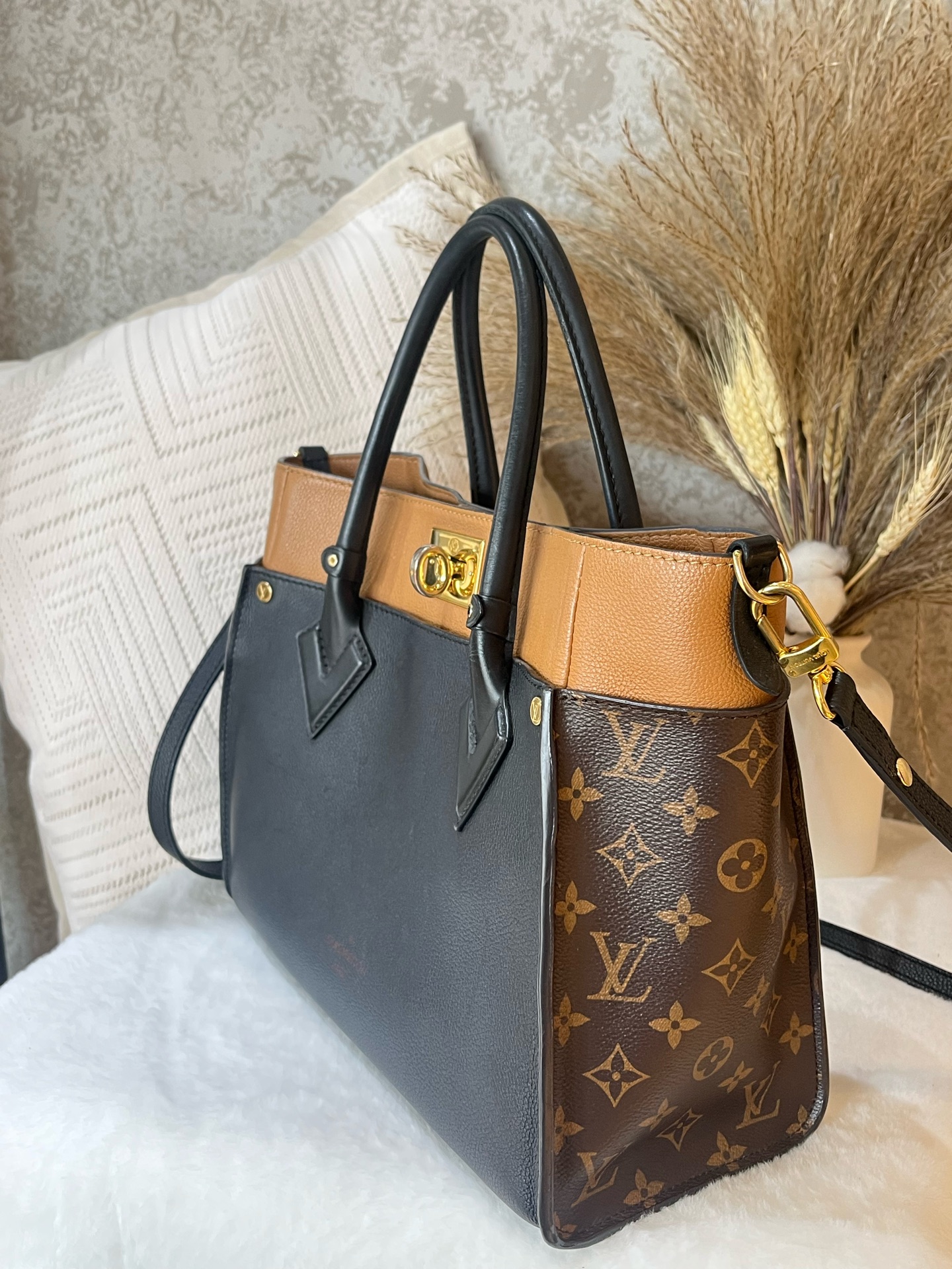 LV On My Side Bag H0587 Louis Vuitton Tote Authentic - Image 4