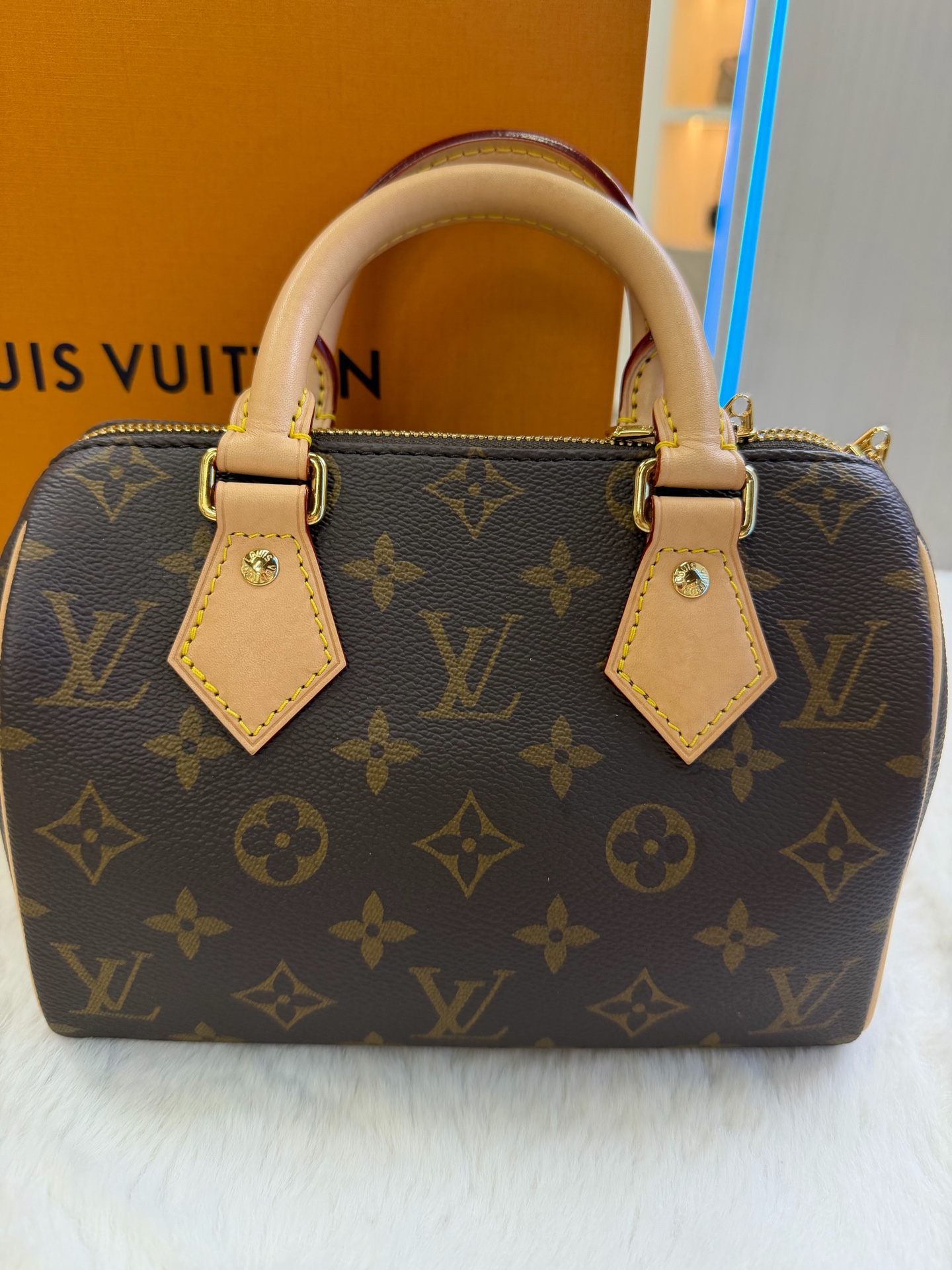 LV SP20 Beige Shoulder Bag 99% New Full Set Authentic - Image 2
