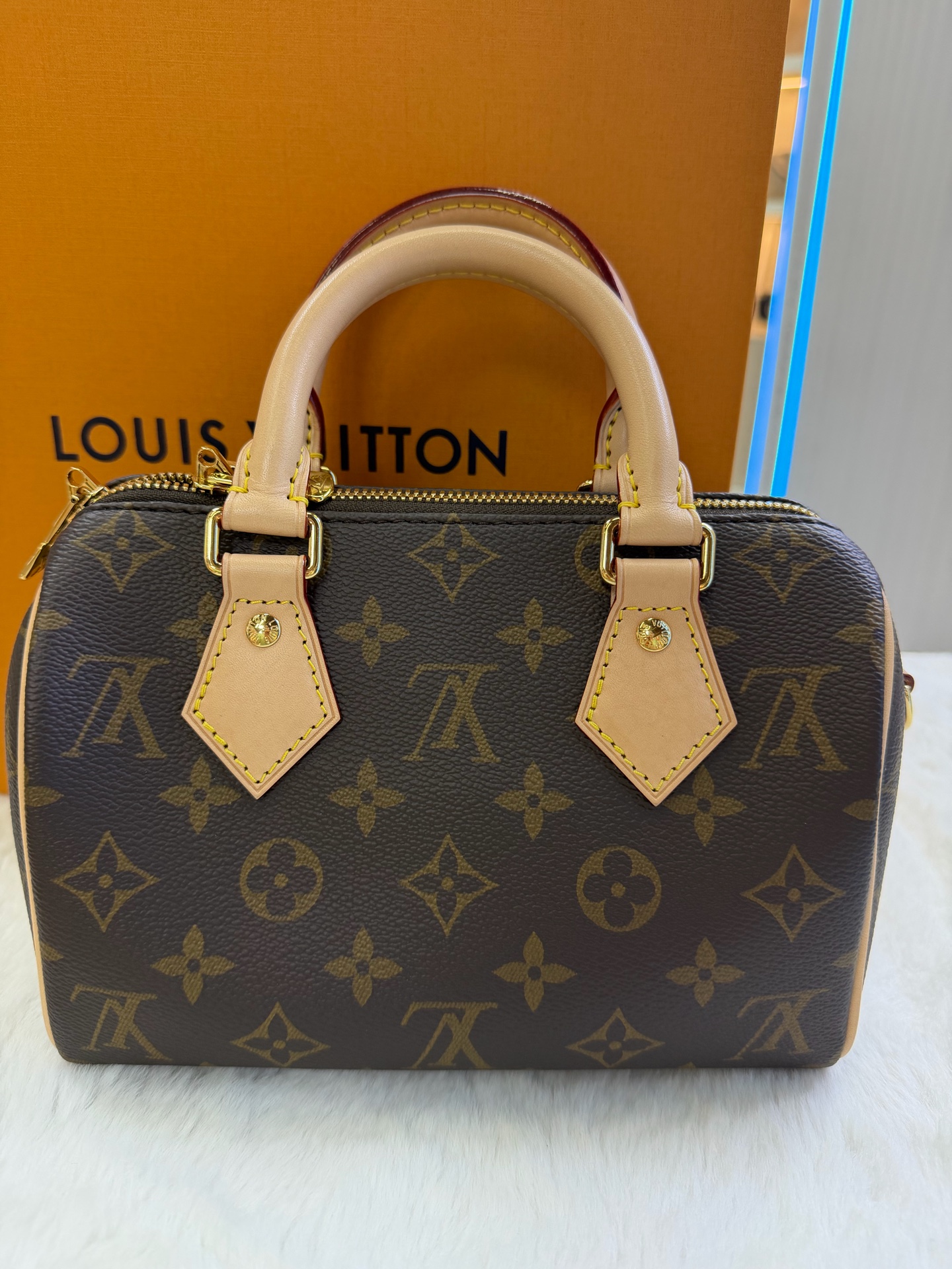 LV SP20 Beige Shoulder Bag 99% New Full Set Authentic - Image 3