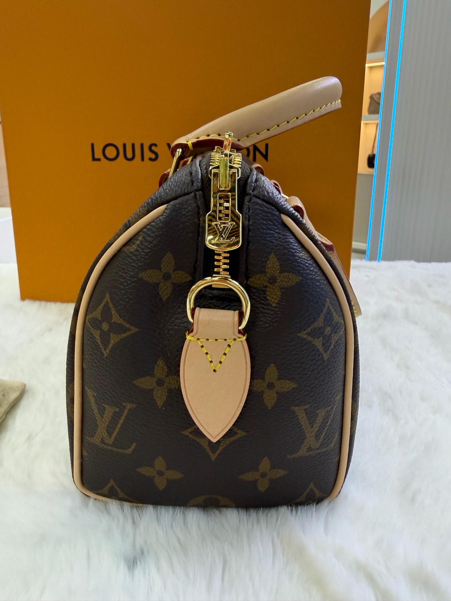 LV SP20 Beige Shoulder Bag 99% New Full Set Authentic - Image 4