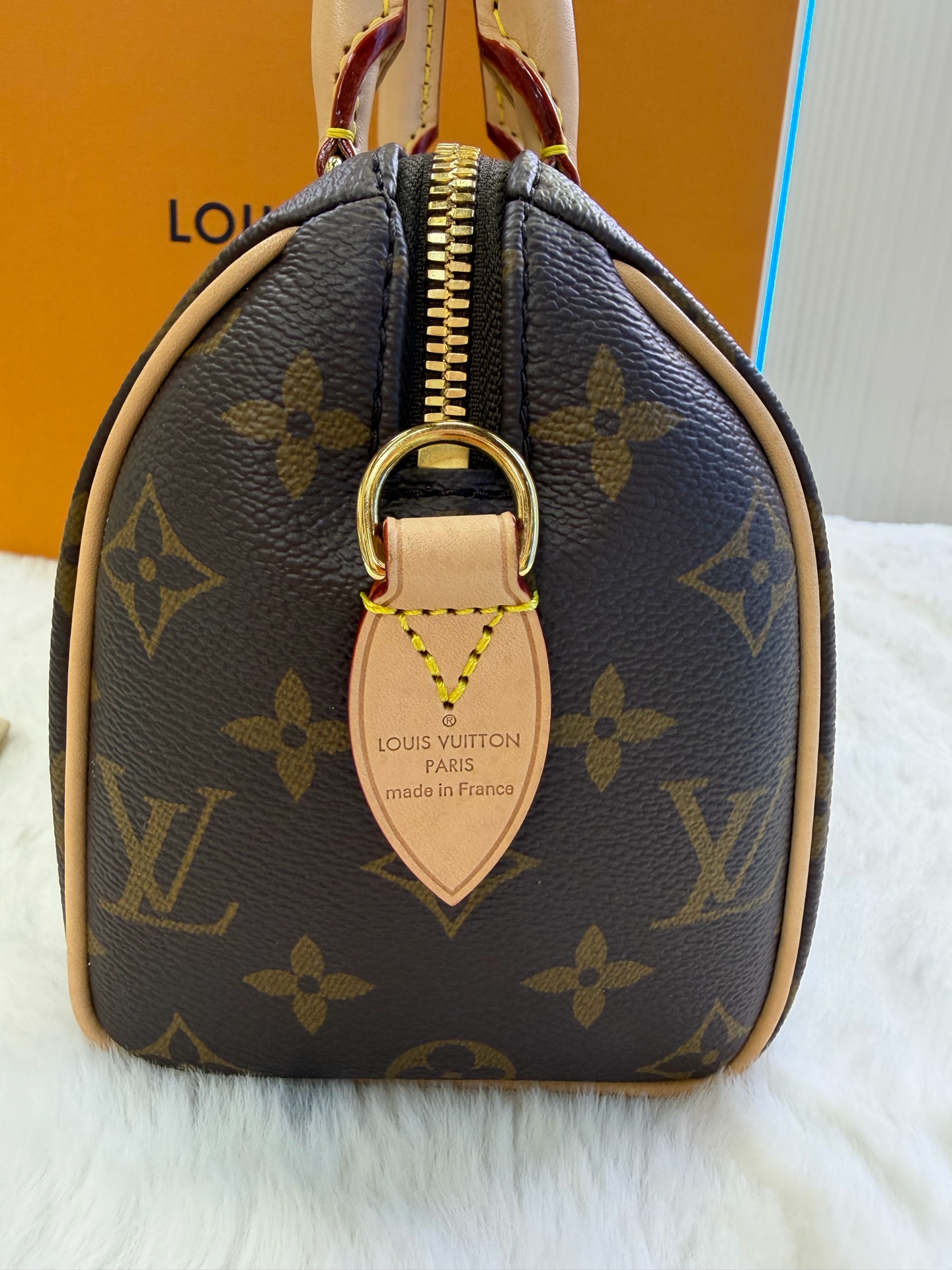 LV SP20 Beige Shoulder Bag 99% New Full Set Authentic - Image 5