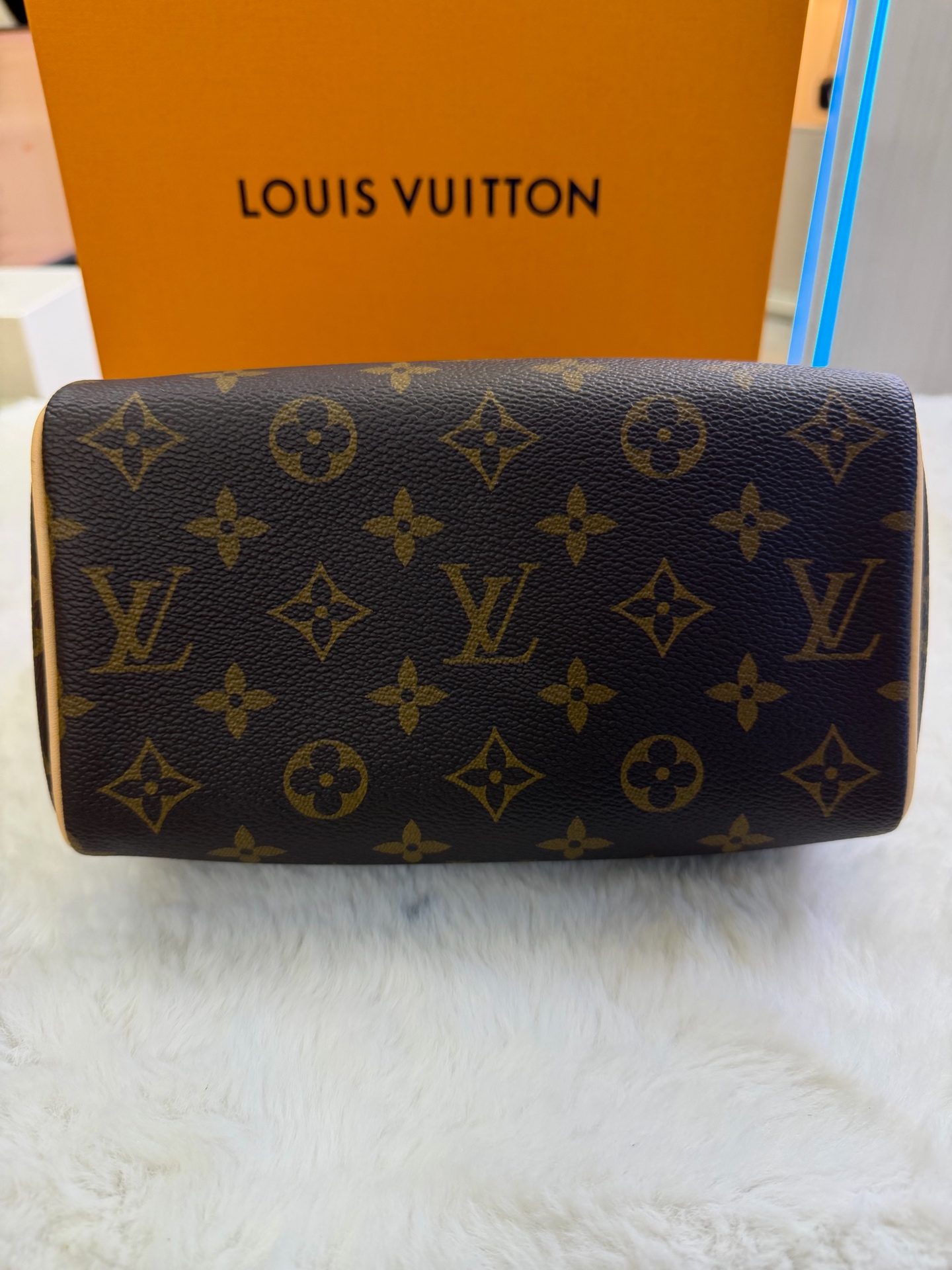 LV SP20 Beige Shoulder Bag 99% New Full Set Authentic - Image 6