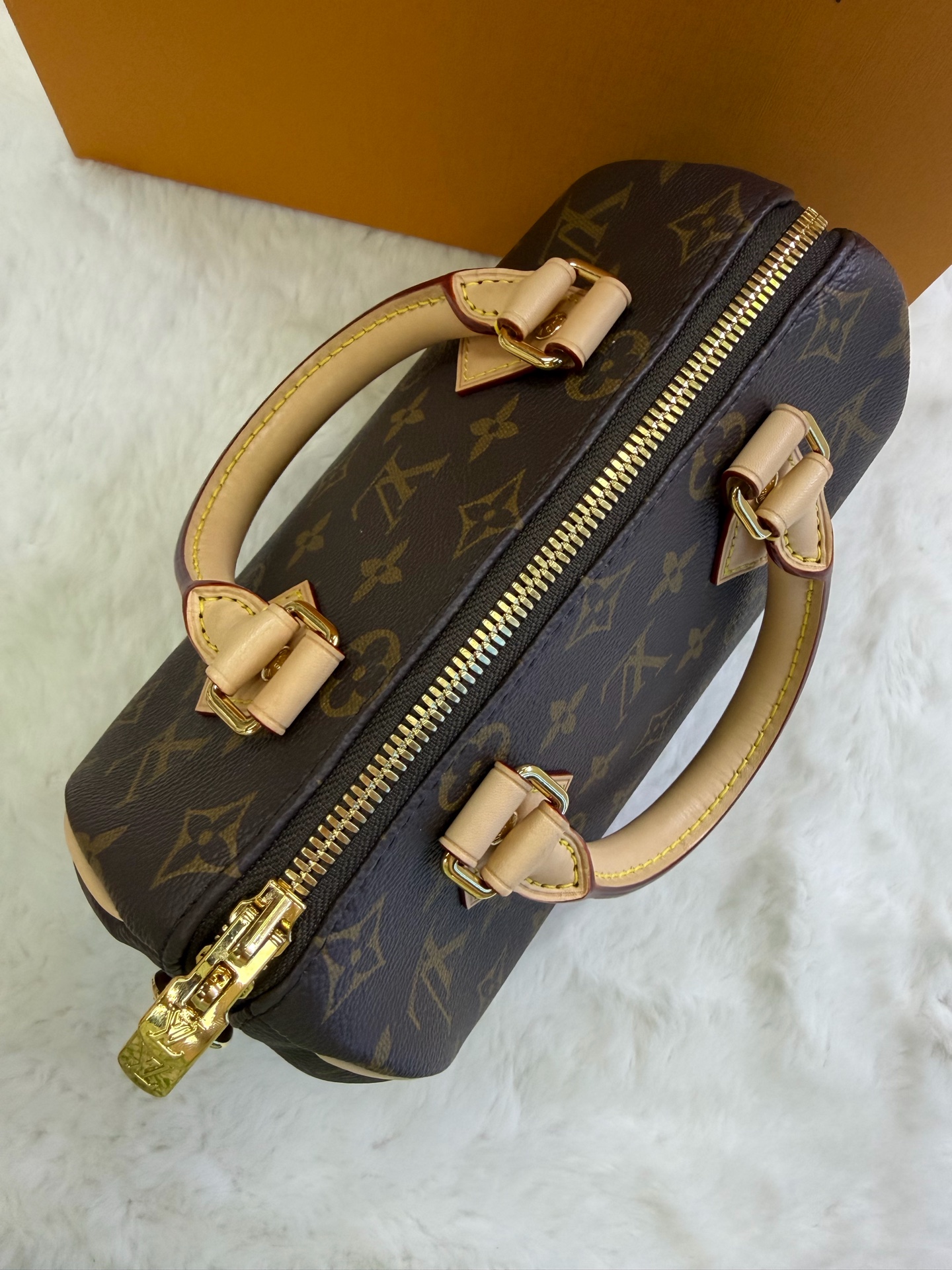 LV SP20 Beige Shoulder Bag 99% New Full Set Authentic - Image 7