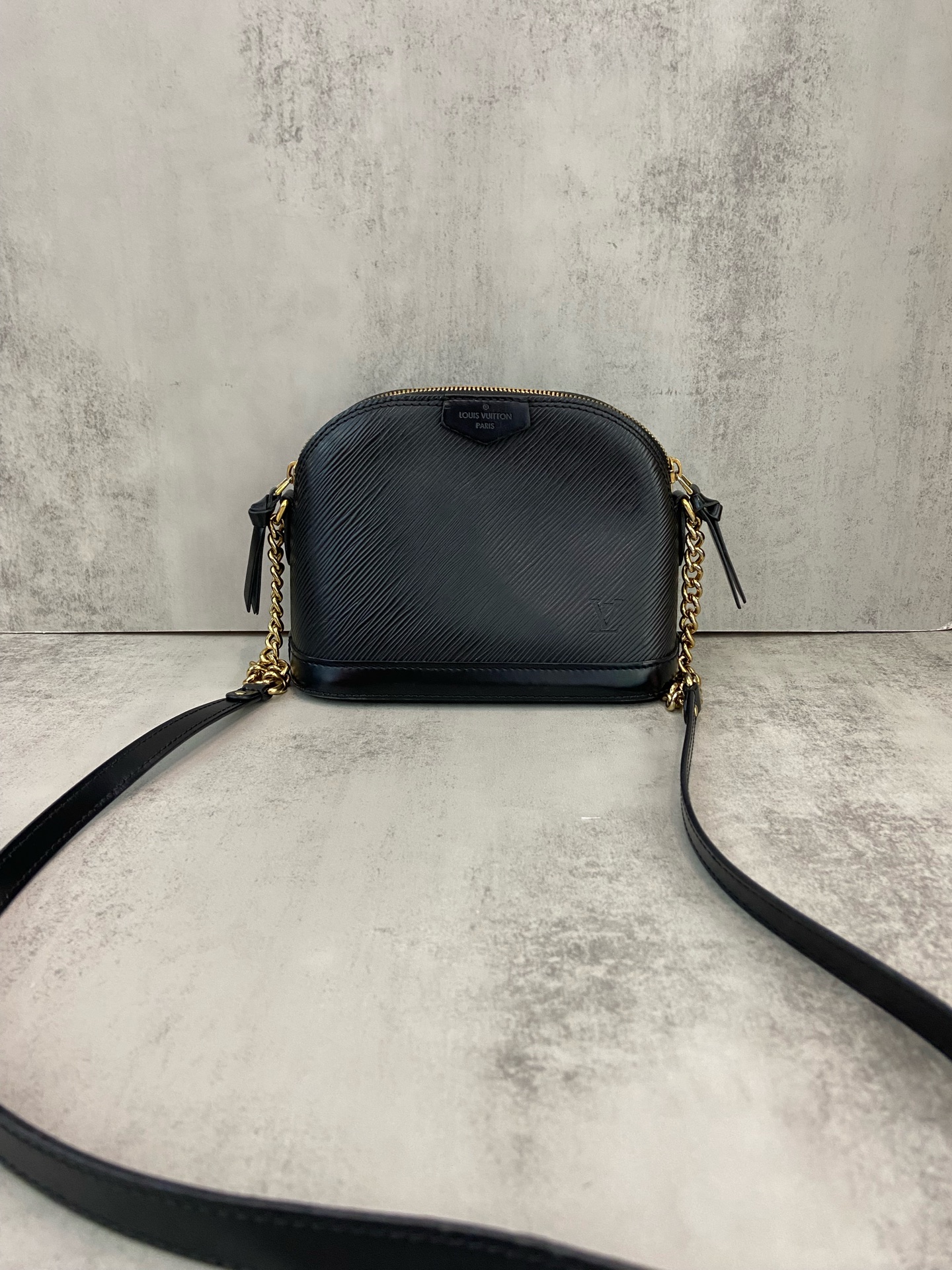 LV Louis Vuitton Shell Black Water Ripple 18 Authentic