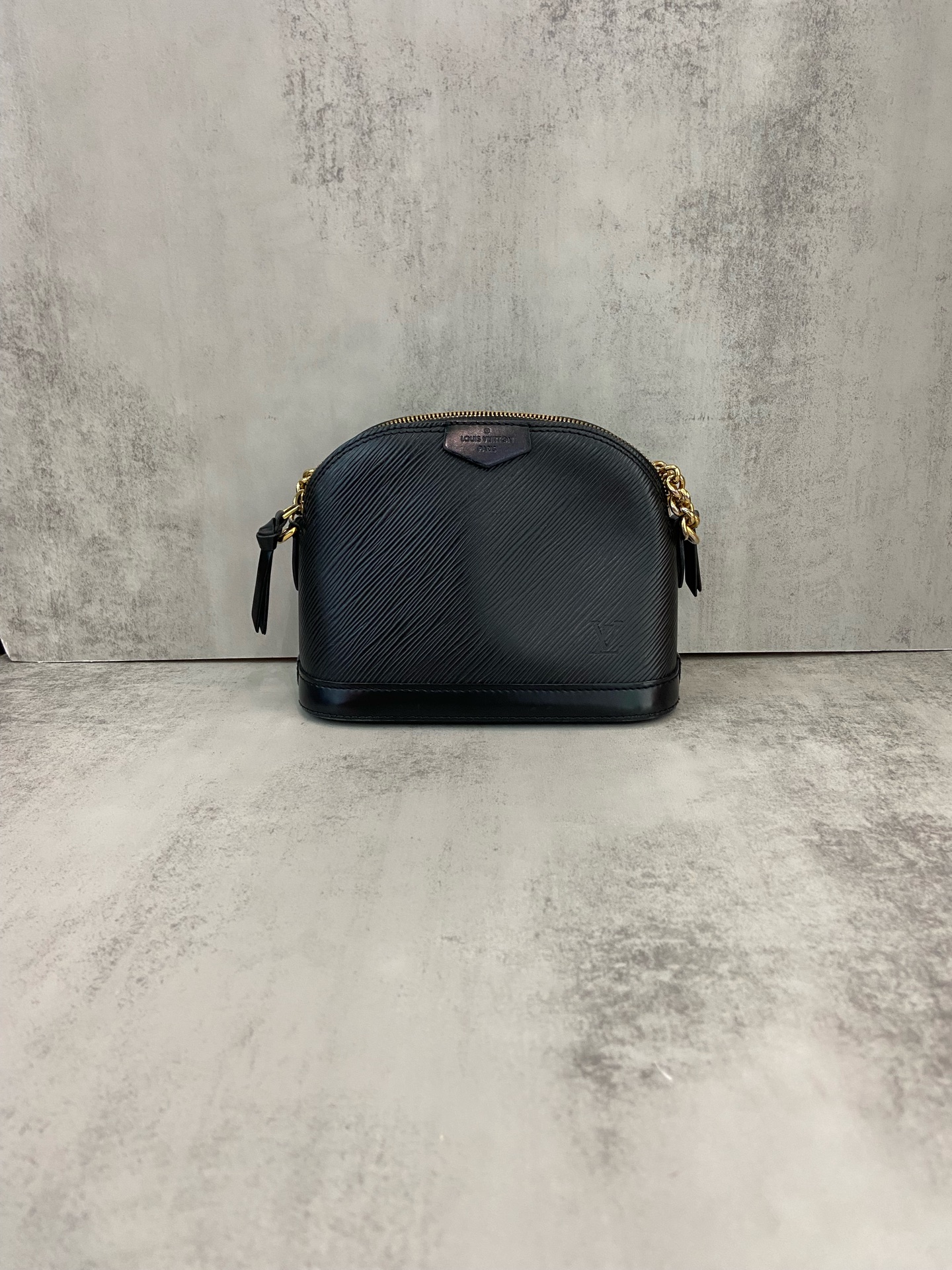 LV Louis Vuitton Shell Black Water Ripple 18 Authentic - Image 2