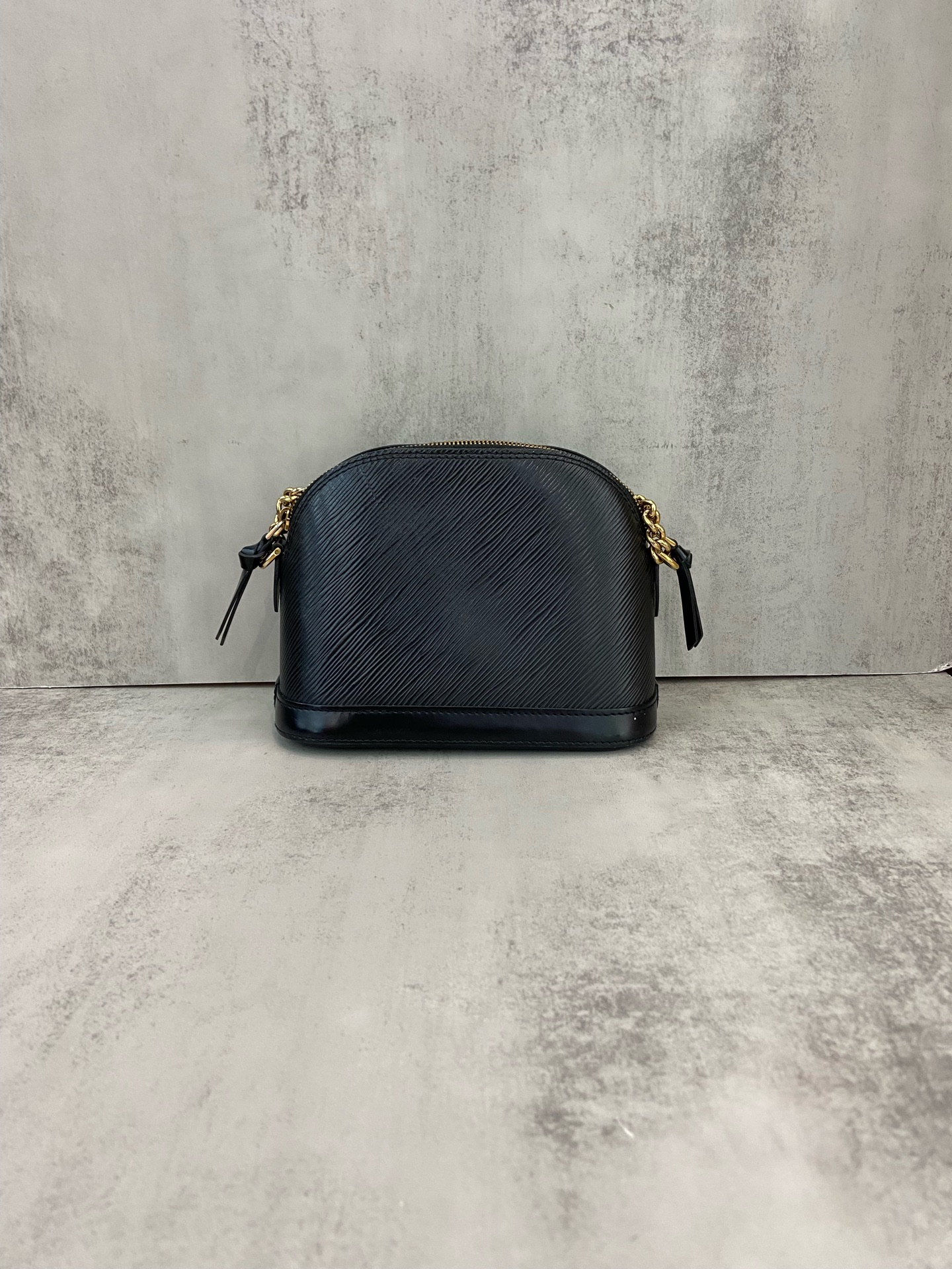 LV Louis Vuitton Shell Black Water Ripple 18 Authentic - Image 3