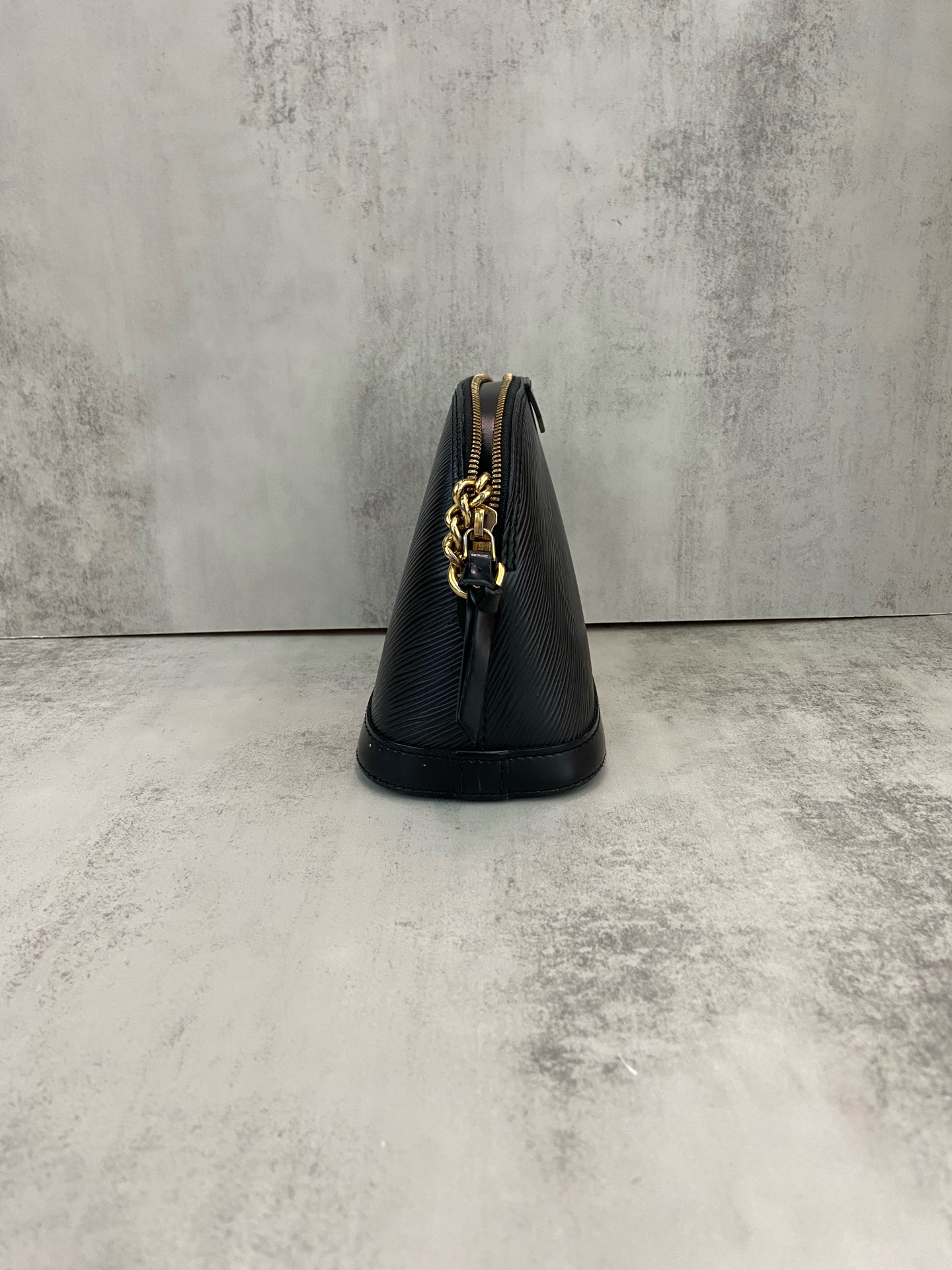 LV Louis Vuitton Shell Black Water Ripple 18 Authentic - Image 4
