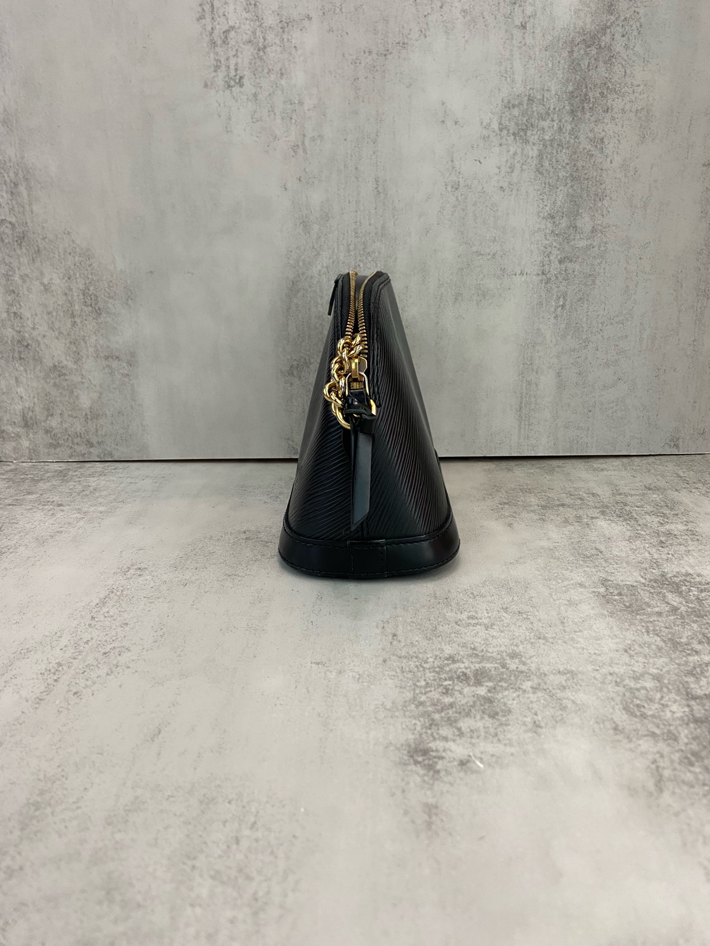 LV Louis Vuitton Shell Black Water Ripple 18 Authentic - Image 5