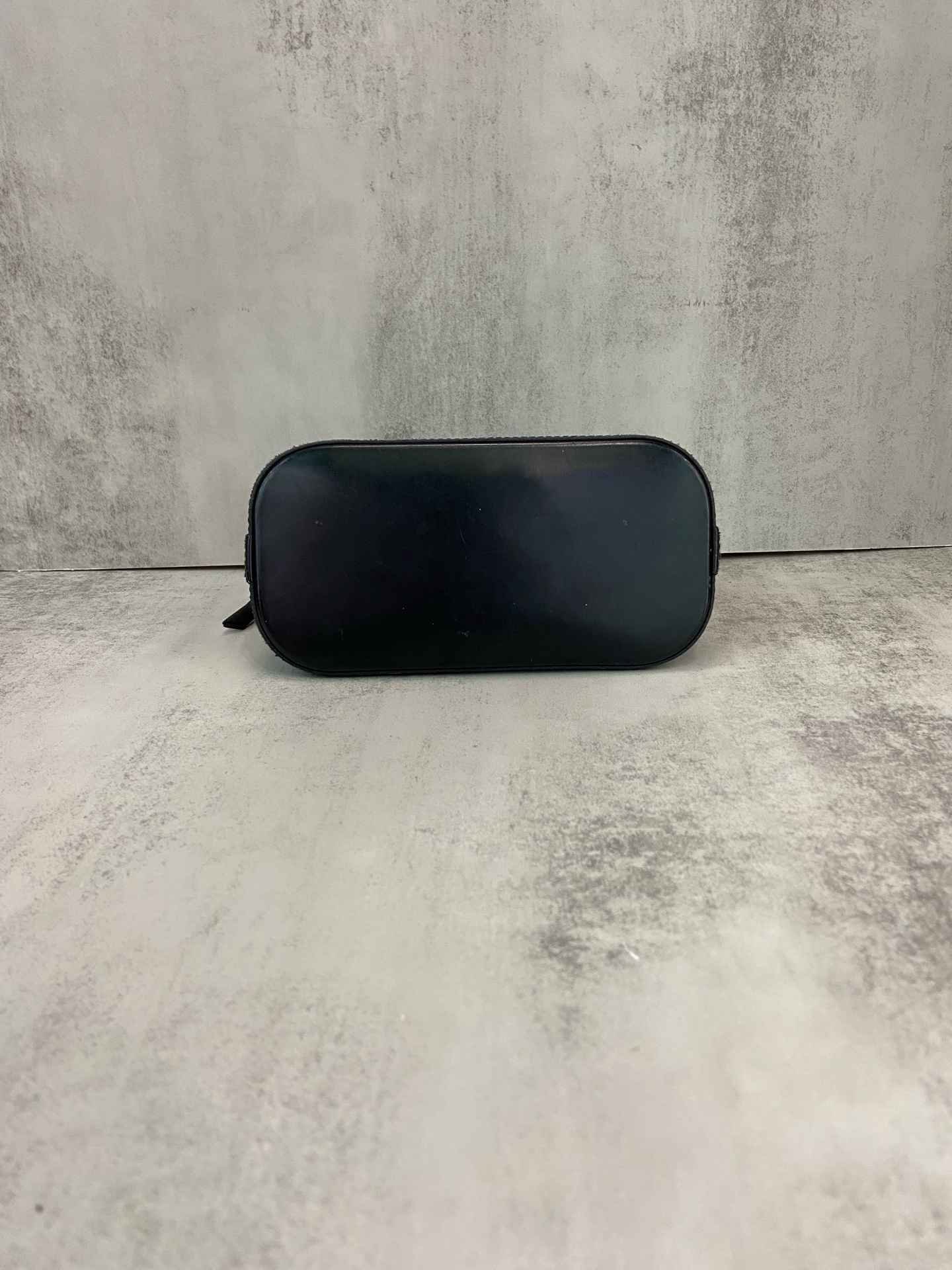 LV Louis Vuitton Shell Black Water Ripple 18 Authentic - Image 6