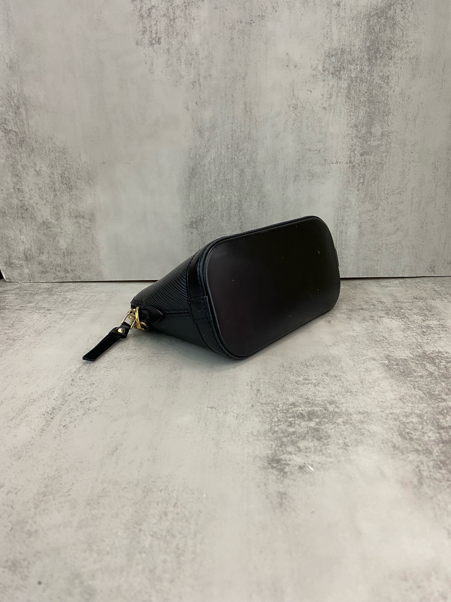 LV Louis Vuitton Shell Black Water Ripple 18 Authentic - Image 7