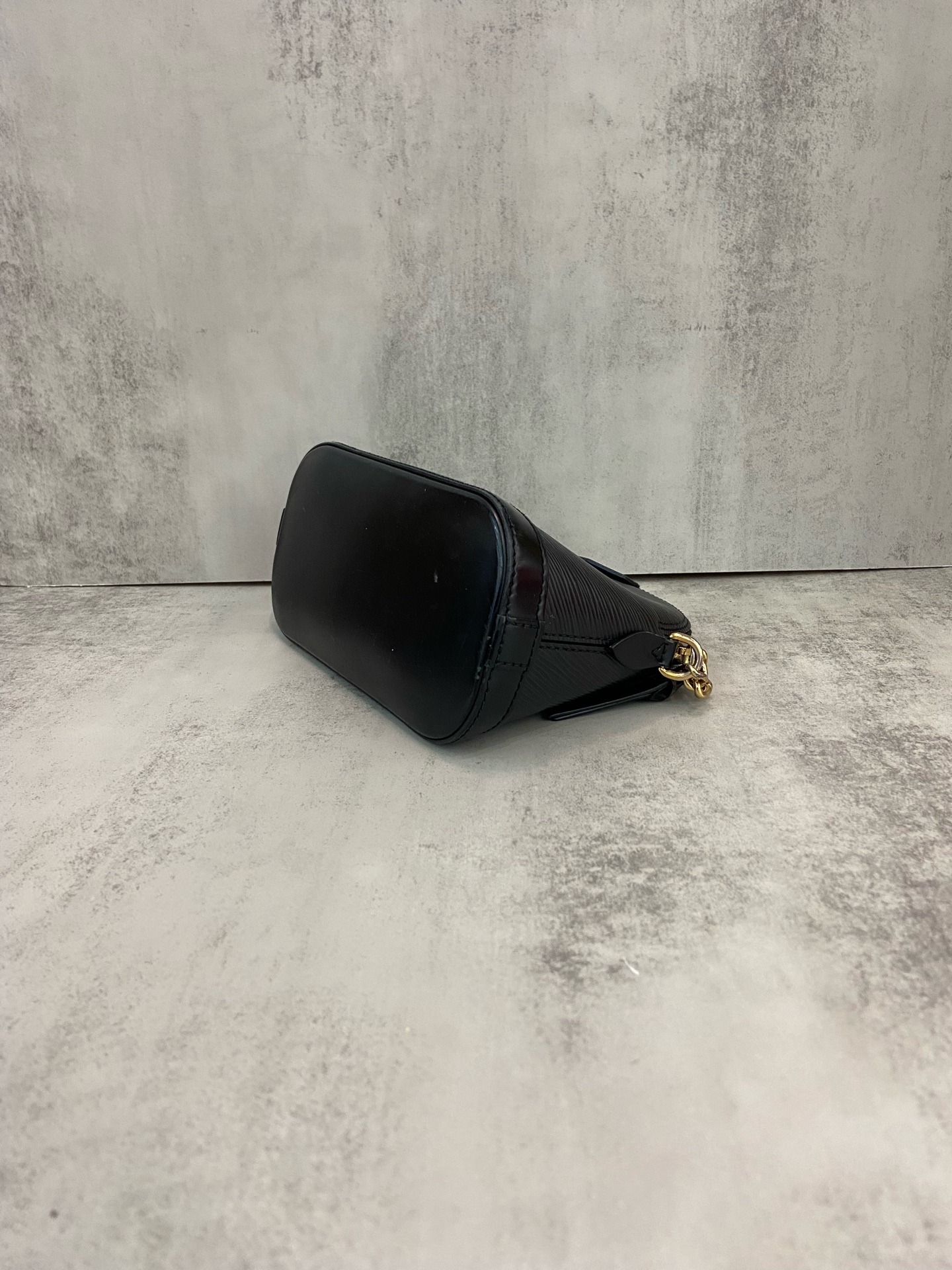 LV Louis Vuitton Shell Black Water Ripple 18 Authentic - Image 8