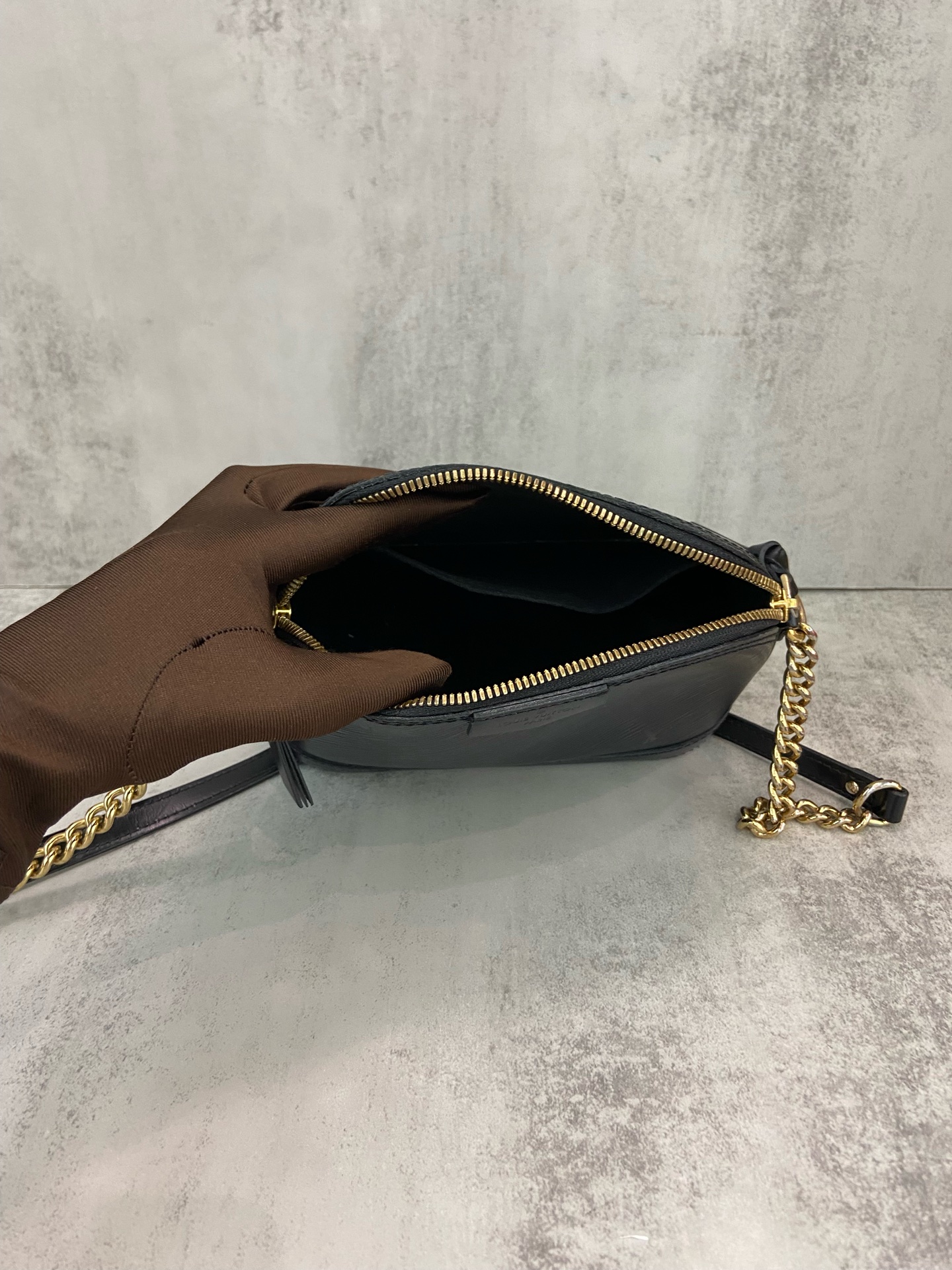 LV Louis Vuitton Shell Black Water Ripple 18 Authentic - Image 9