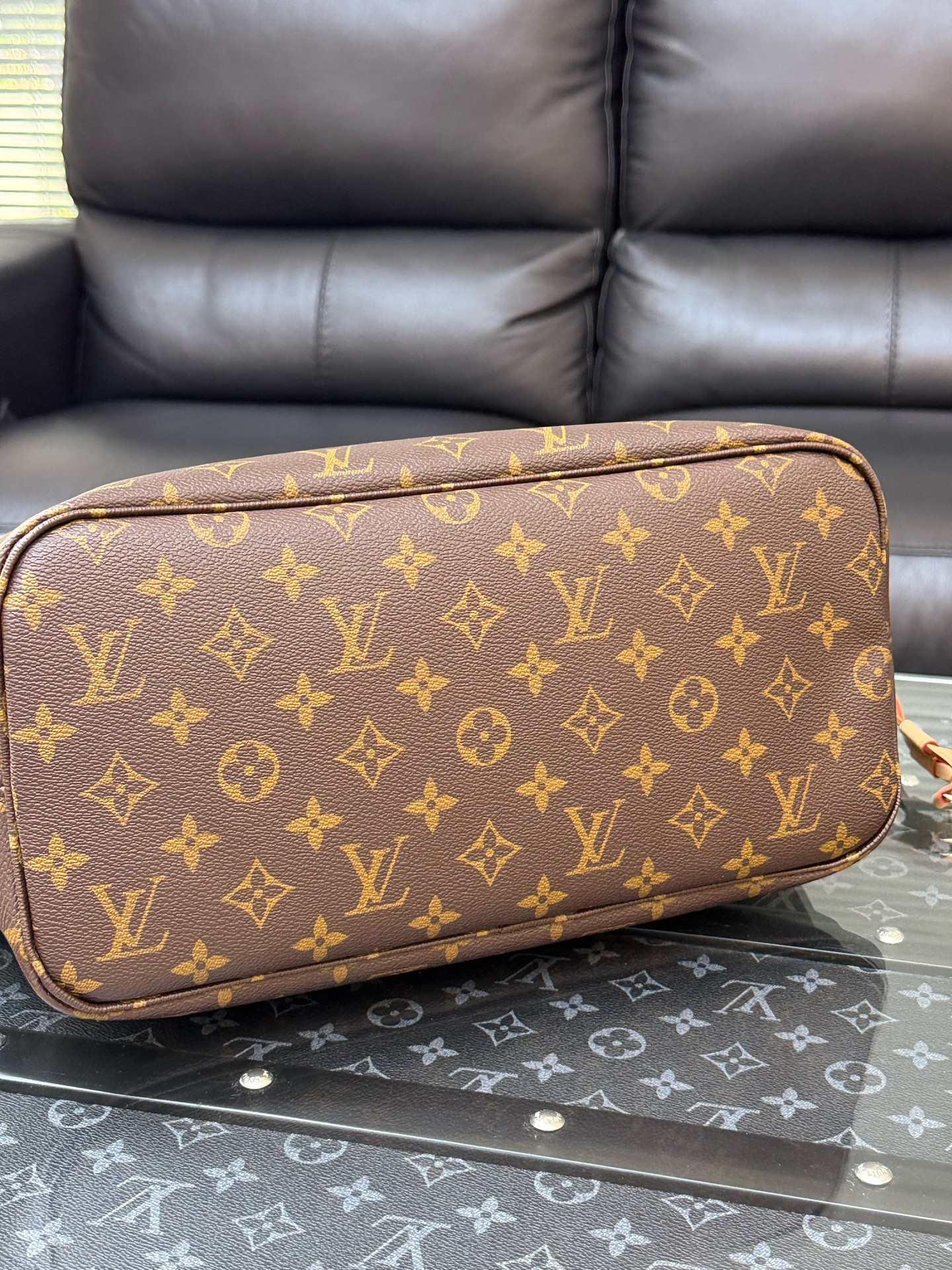 LV Louis Vuitton Neverfull MM Tote Bag Red Interior Authentic - Image 4