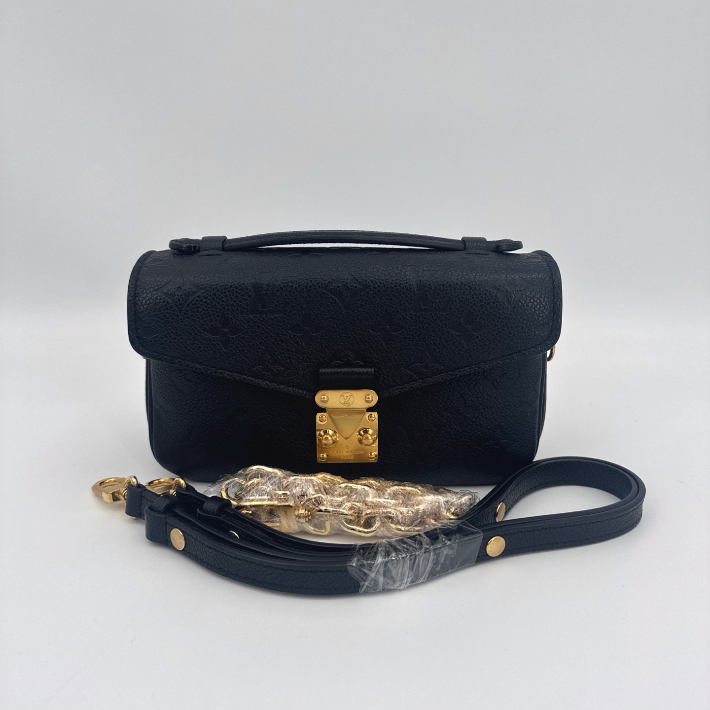 LV Louis Vuitton Black Messenger Small 21.5x6x13.5cm Chip Authentic