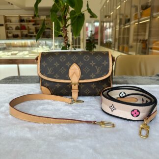 LV Pochette Metis Chip Bag 98% New Two Straps Authentic