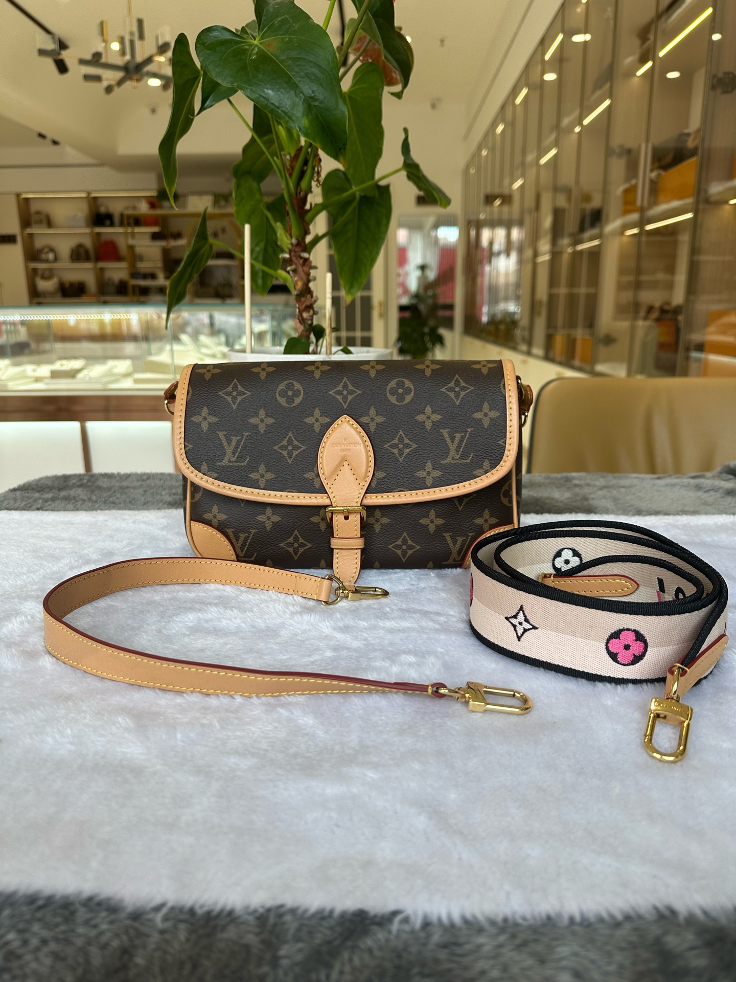 LV Pochette Metis Chip Bag 98% New Two Straps Authentic