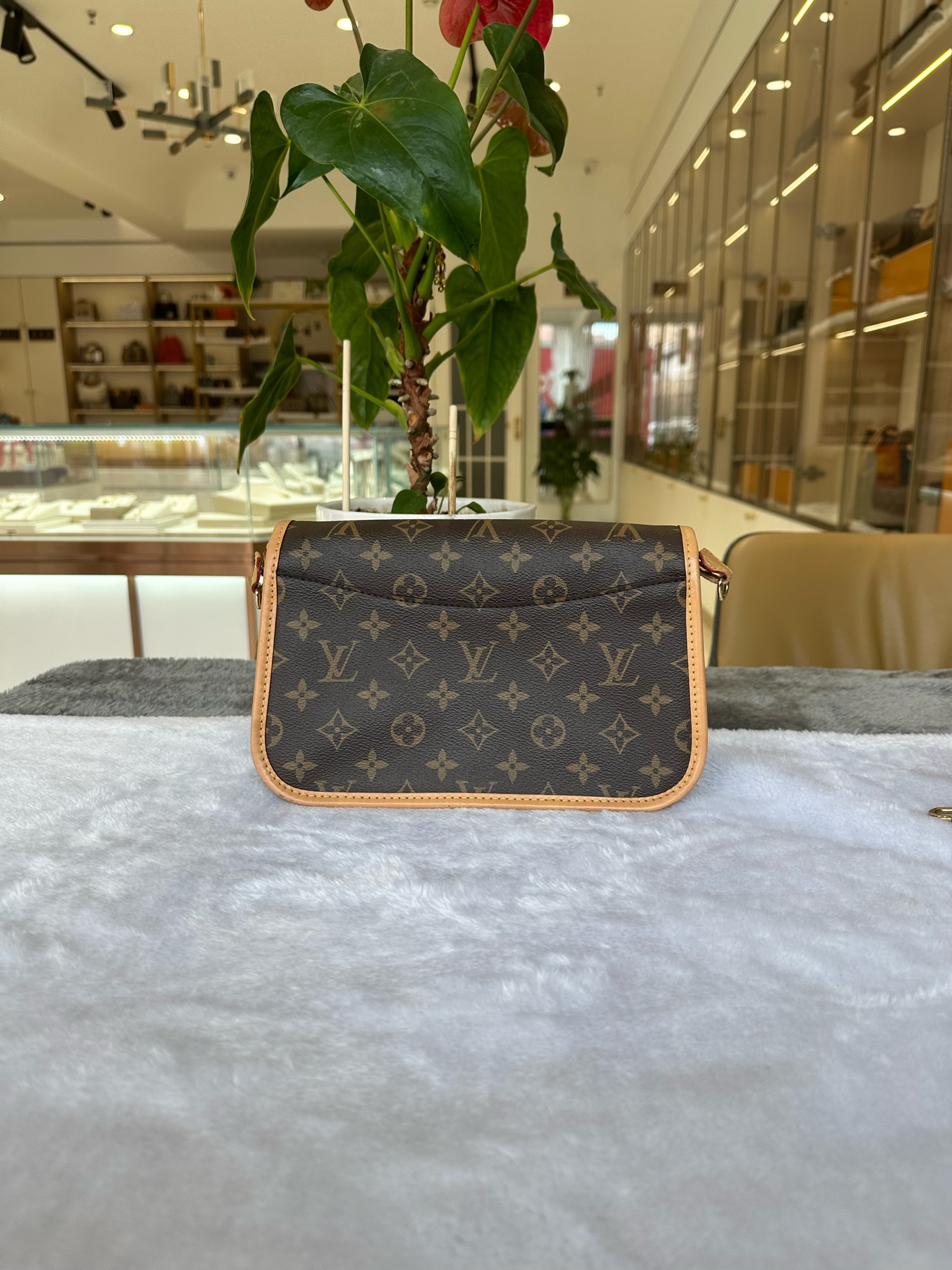 LV Pochette Metis Chip Bag 98% New Two Straps Authentic - Image 2