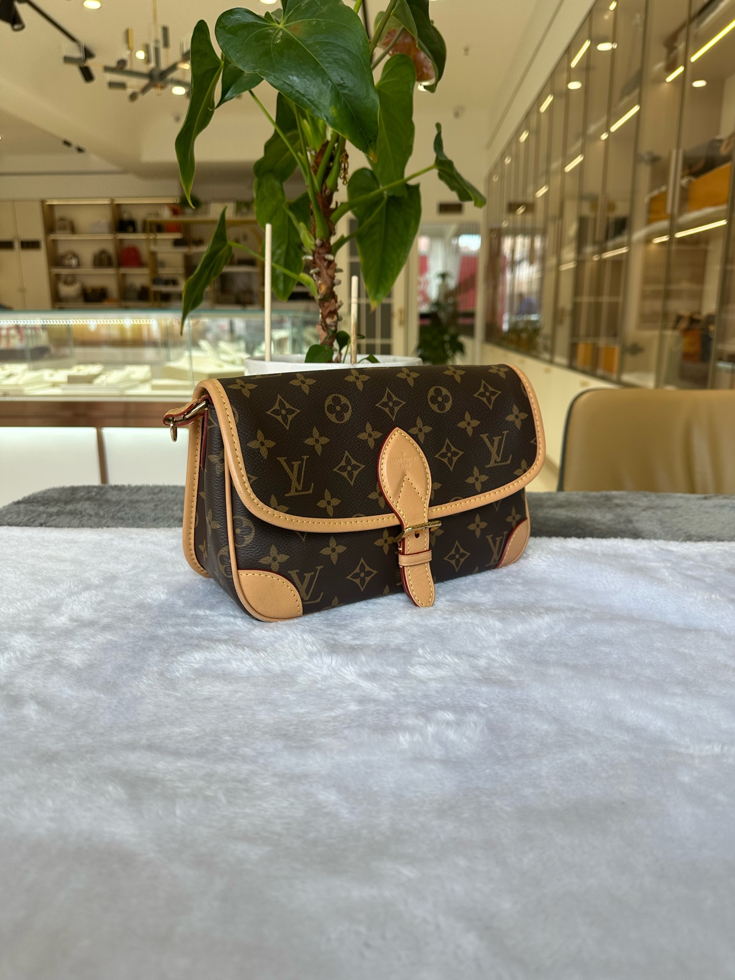 LV Pochette Metis Chip Bag 98% New Two Straps Authentic - Image 3