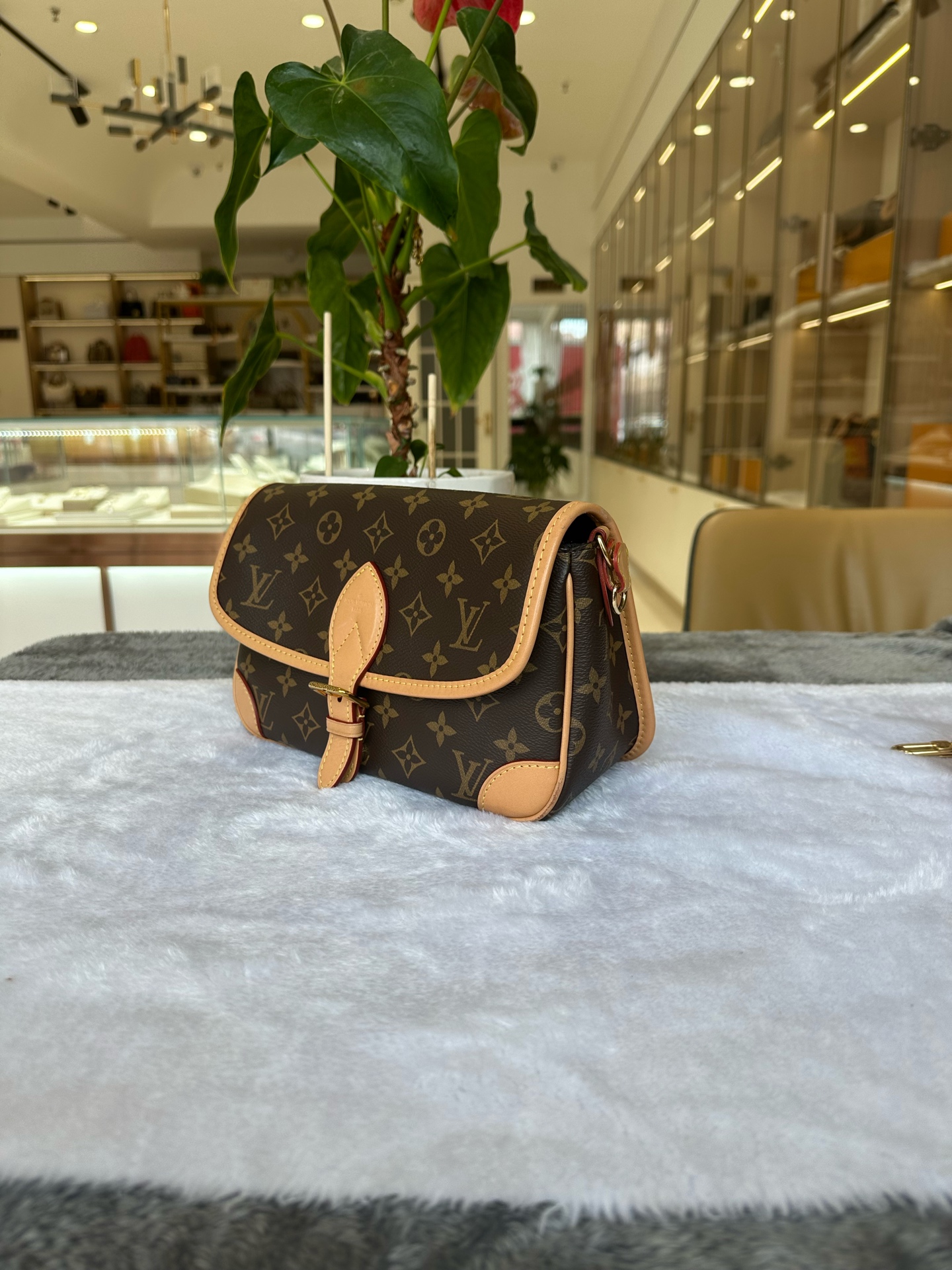 LV Pochette Metis Chip Bag 98% New Two Straps Authentic - Image 4