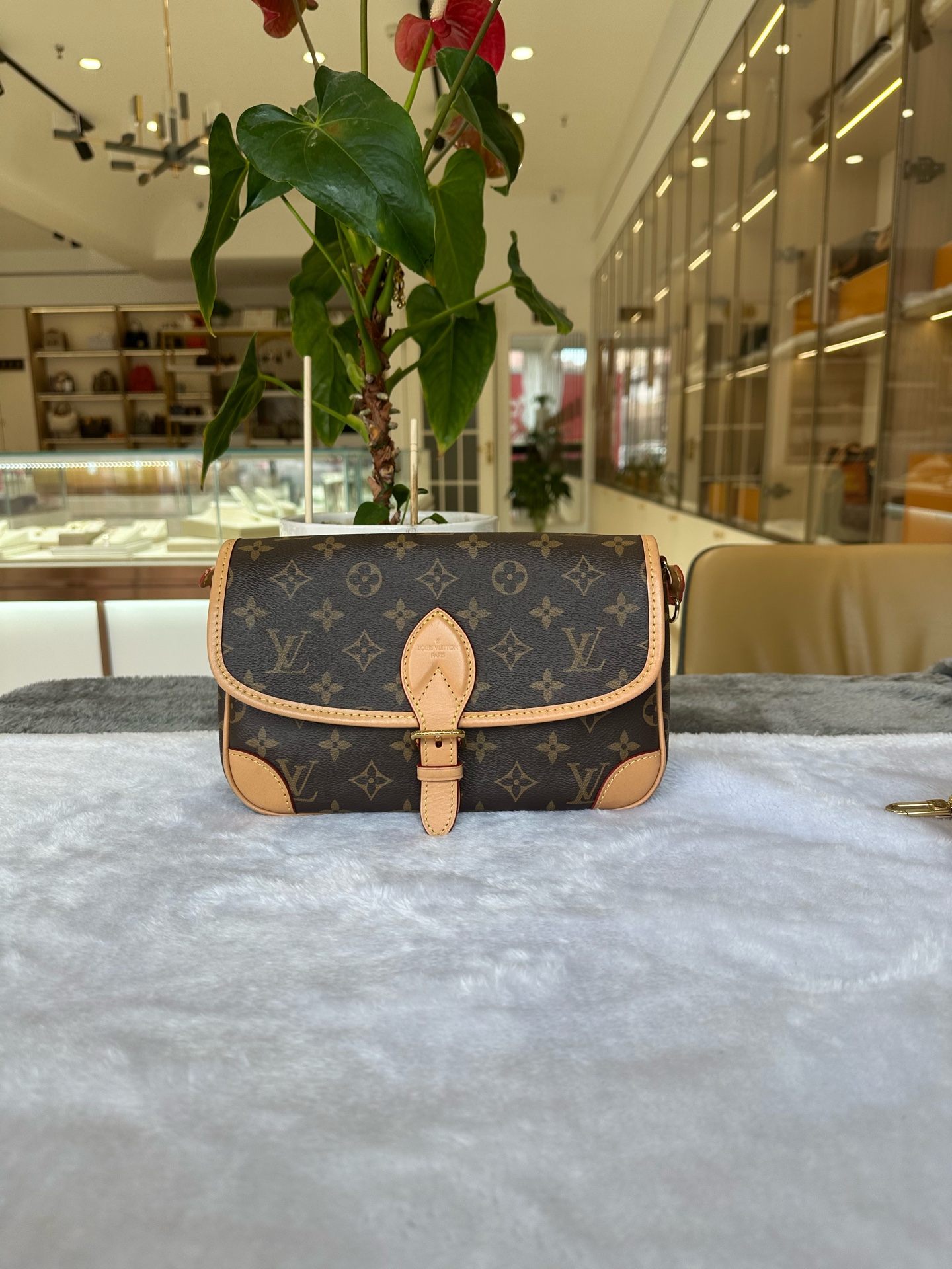LV Pochette Metis Chip Bag 98% New Two Straps Authentic - Image 5