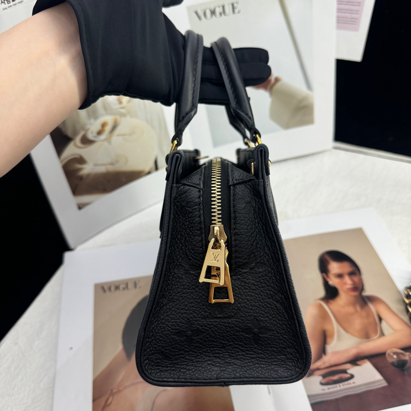 LV Onthego Tote Black Leather Crossbody Authentic - Image 3
