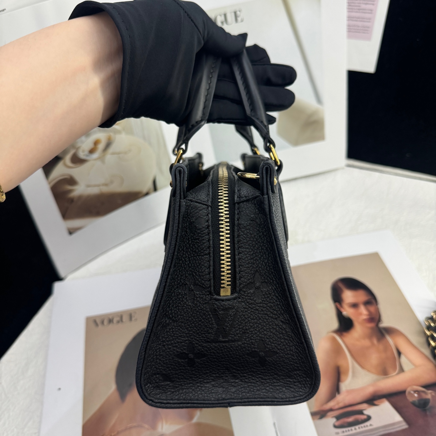 LV Onthego Tote Black Leather Crossbody Authentic - Image 4