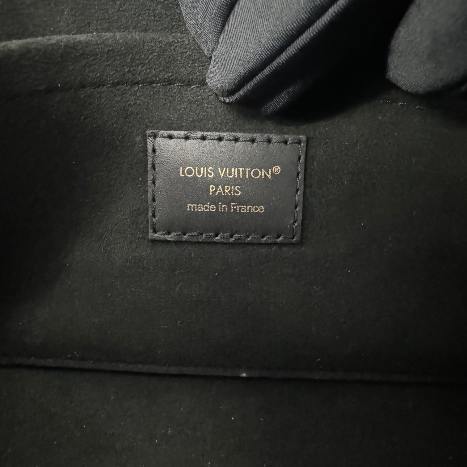 LV Onthego Tote Black Leather Crossbody Authentic - Image 9