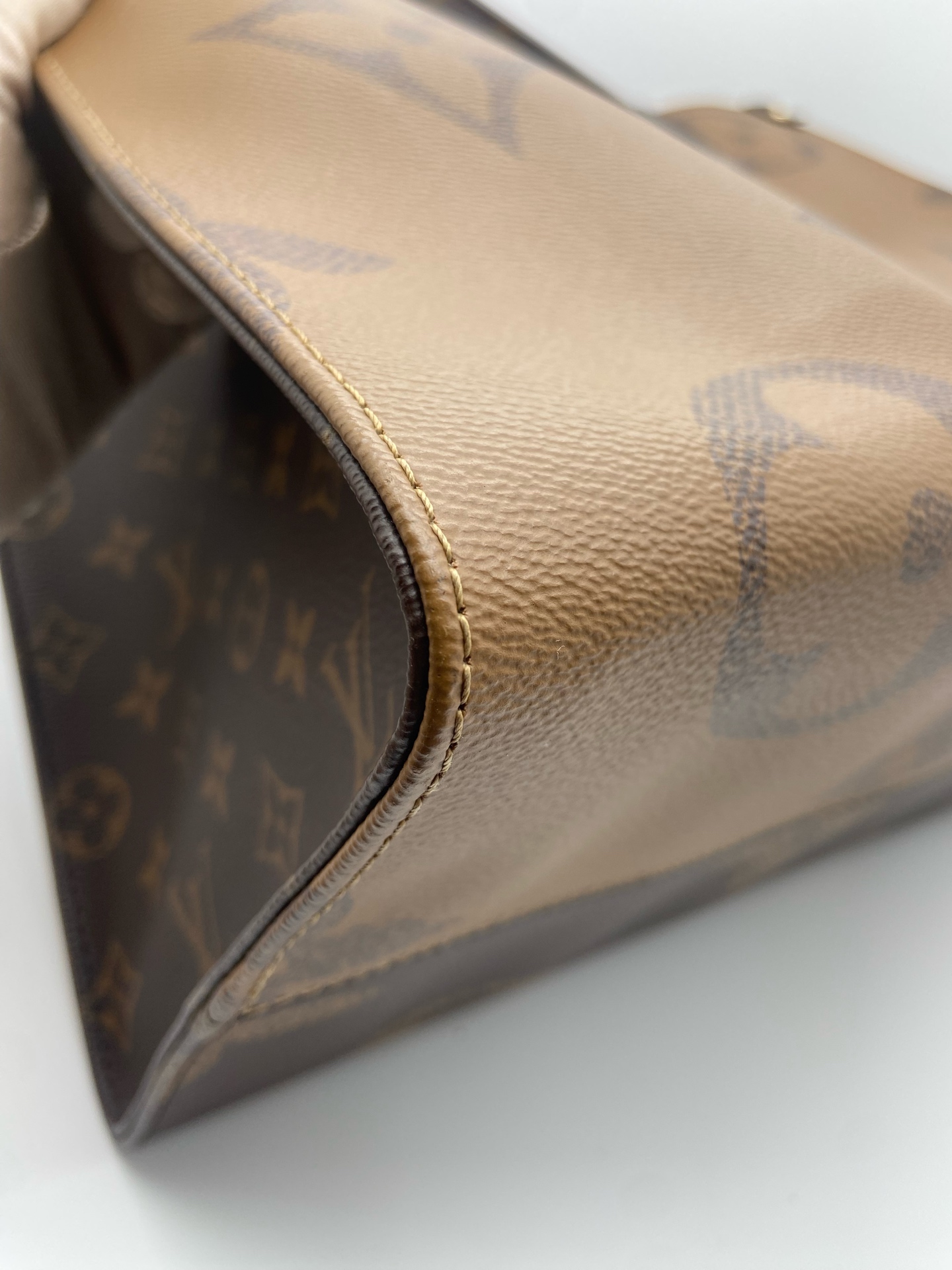 LV Onthego GM Black Shoulder Bag 2023 Chip Auth Authentic - Image 5