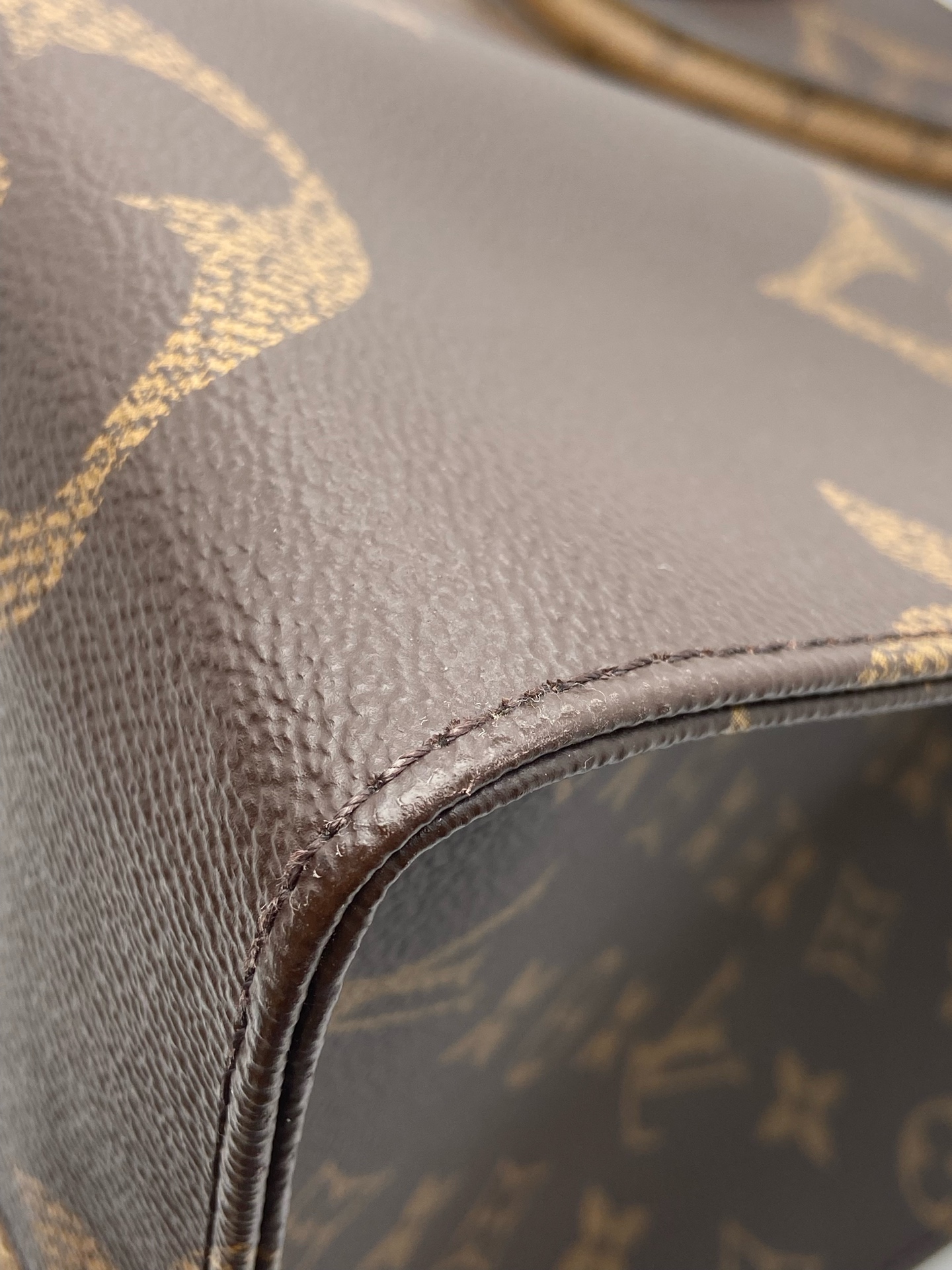 LV Onthego GM Black Shoulder Bag 2023 Chip Auth Authentic - Image 8