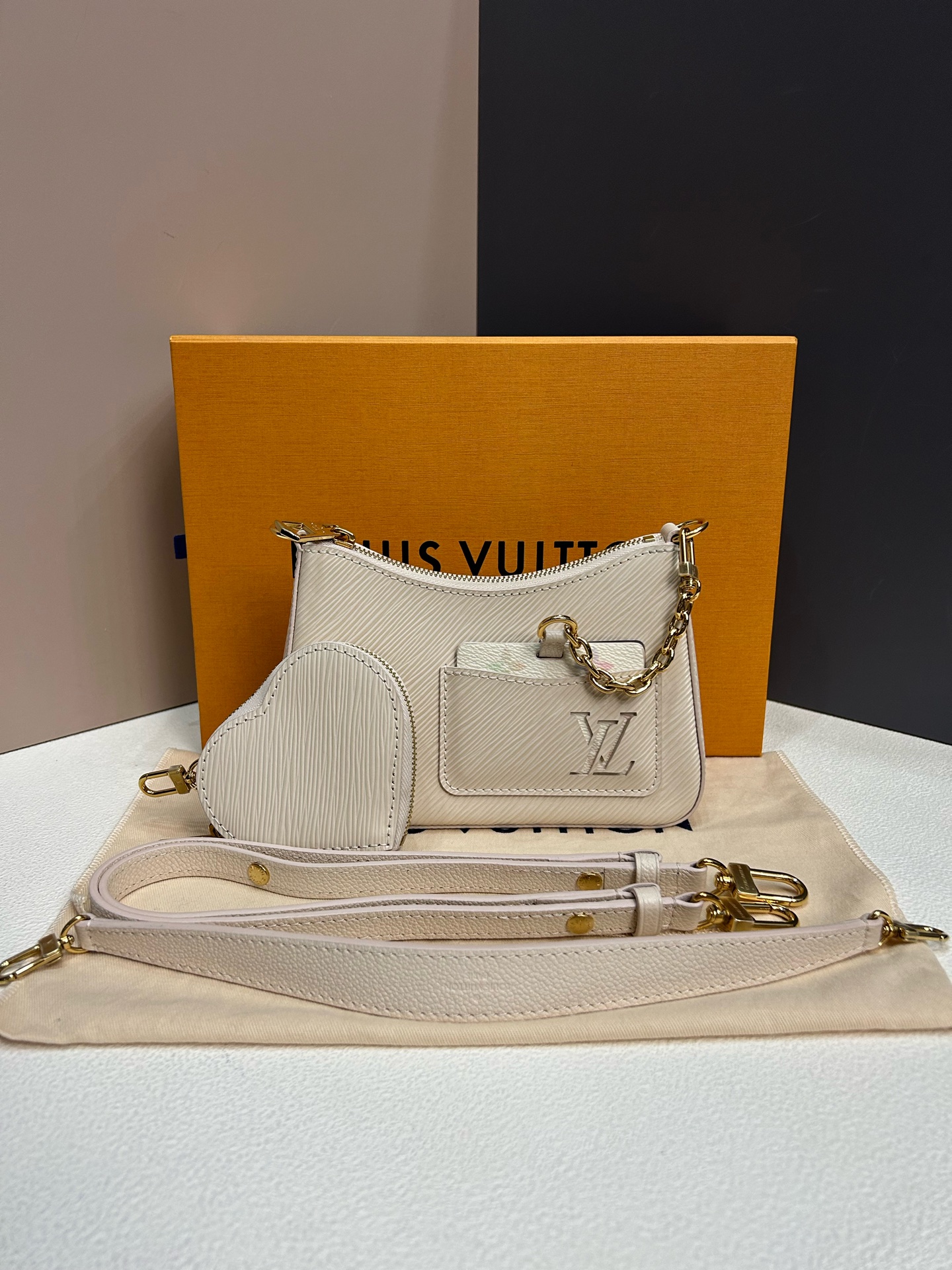 LV Louis Vuitton Marelle White Epi Leather Shoulder Bag Gold Chain Authentic - Image 4