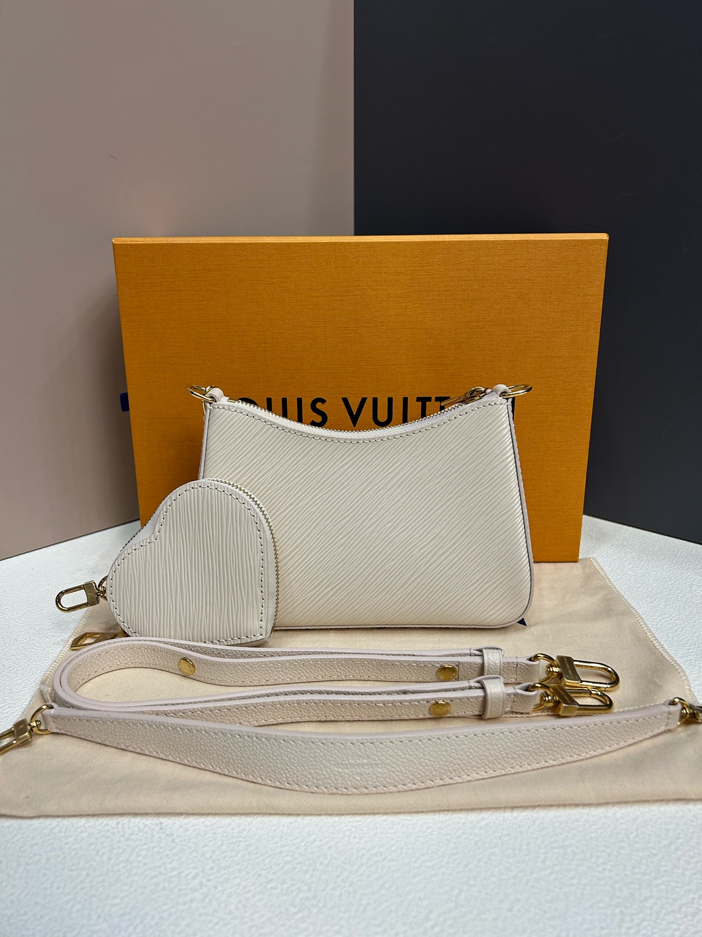 LV Louis Vuitton Marelle White Epi Leather Shoulder Bag Gold Chain Authentic - Image 5