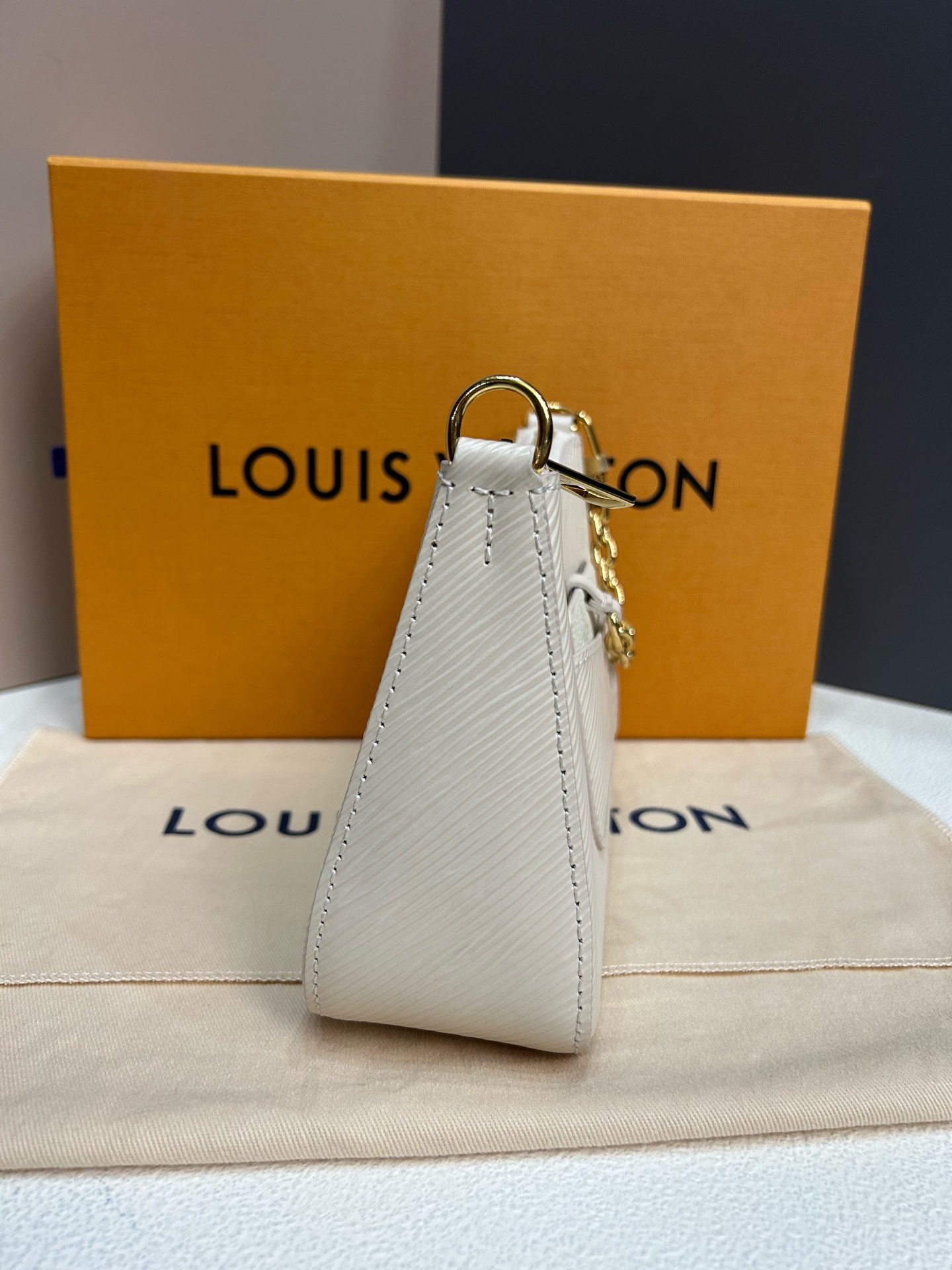 LV Louis Vuitton Marelle White Epi Leather Shoulder Bag Gold Chain Authentic - Image 6