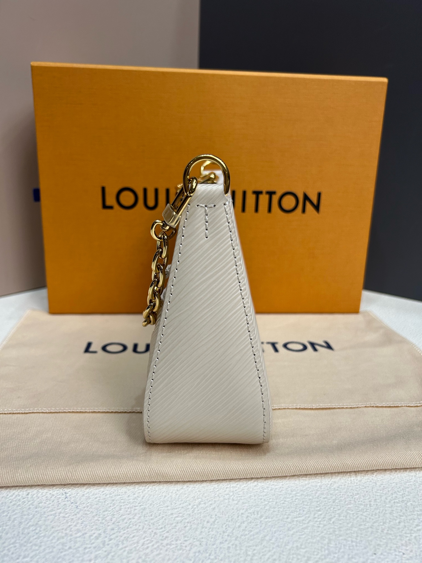 LV Louis Vuitton Marelle White Epi Leather Shoulder Bag Gold Chain Authentic - Image 7