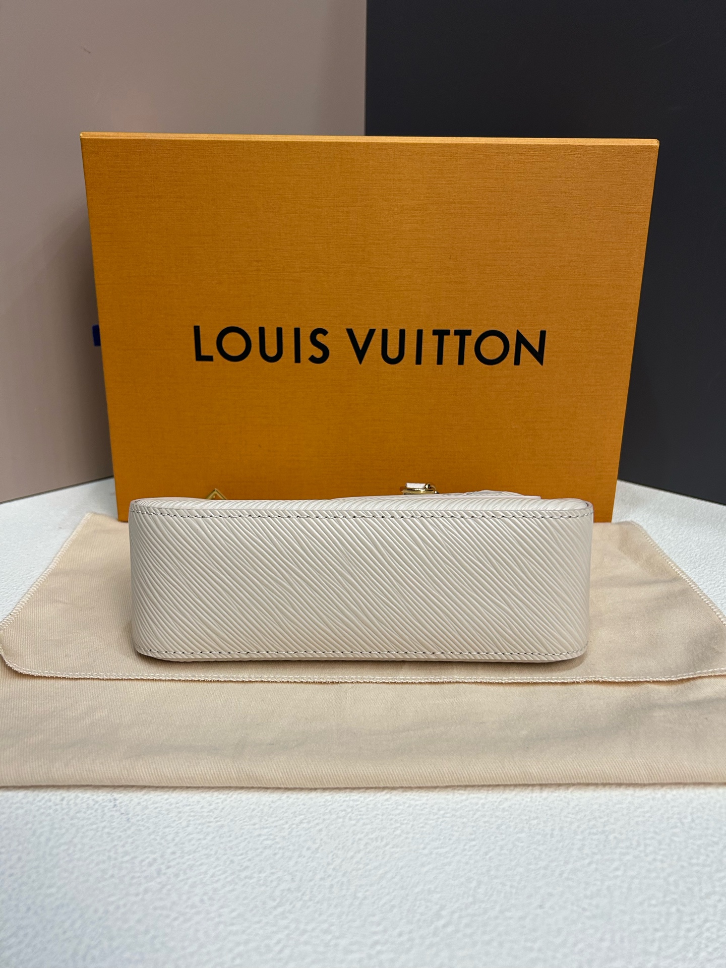 LV Louis Vuitton Marelle White Epi Leather Shoulder Bag Gold Chain Authentic - Image 8