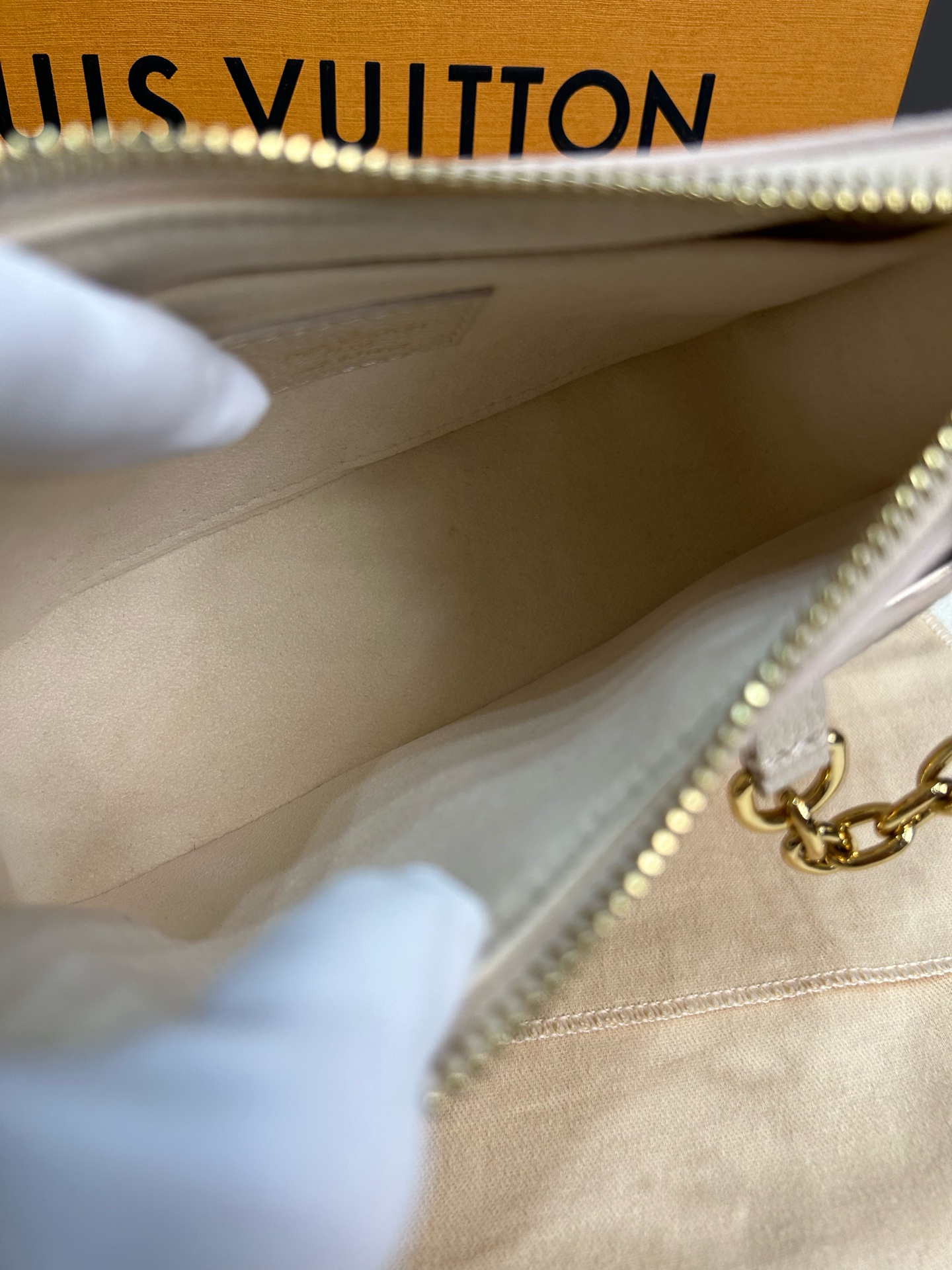 LV Louis Vuitton Marelle White Epi Leather Shoulder Bag Gold Chain Authentic - Image 9